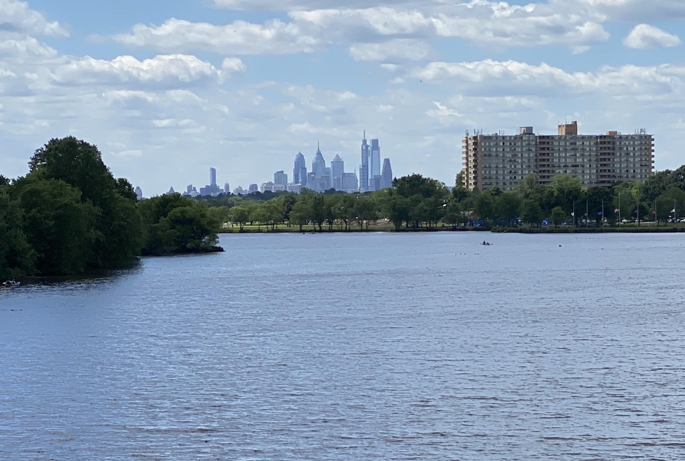 A view of the city from Cooper River Park, Pennsauken, NJ r/philadelphia