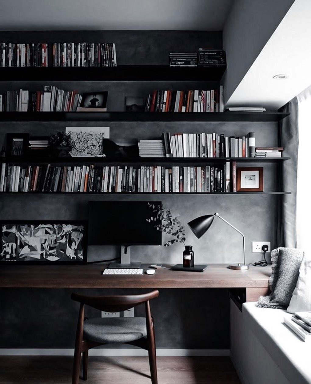 Simple Black Office Room r/CozyPlaces