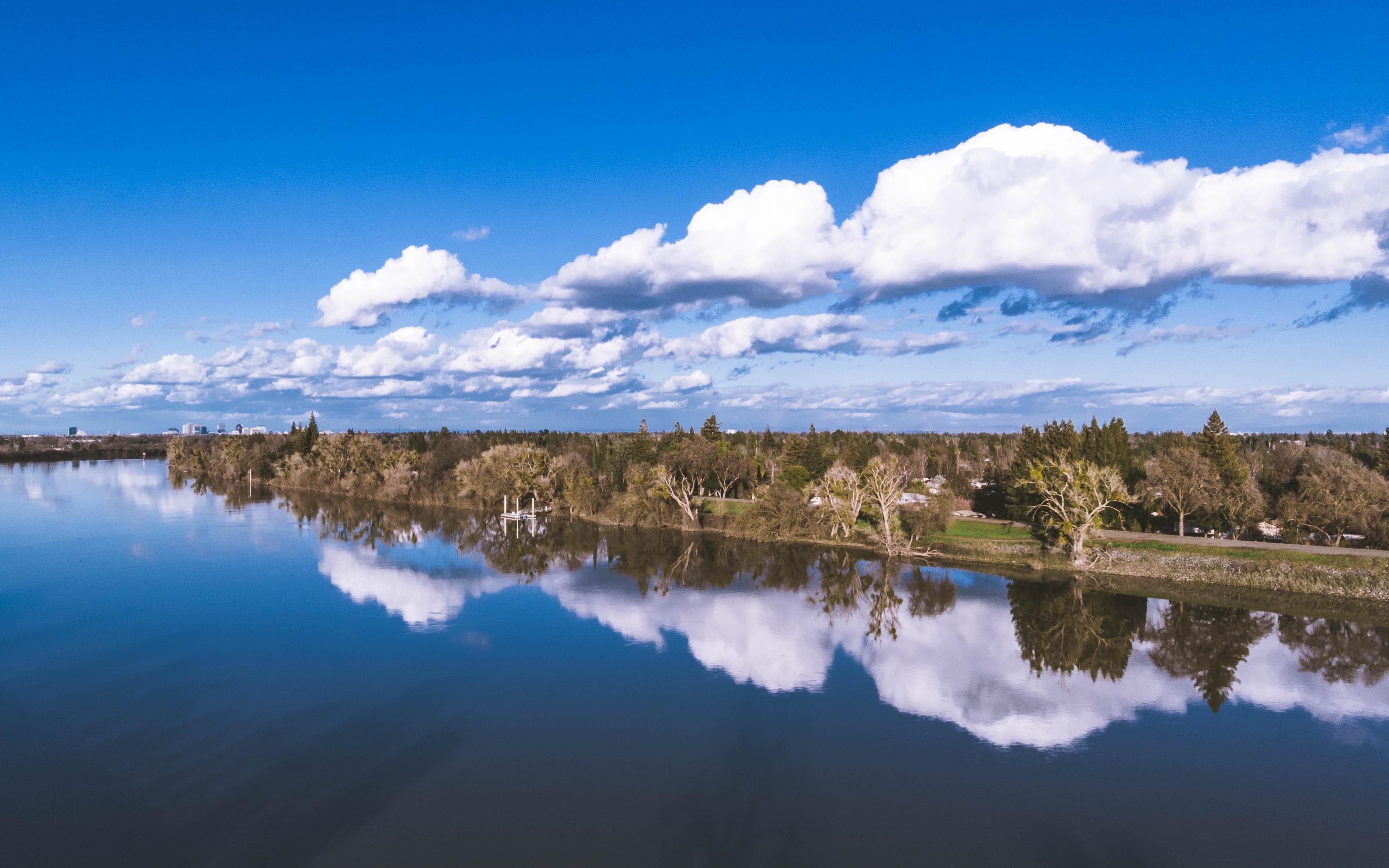 Shot of the Sacramento River from South River Road. r/Sacramento