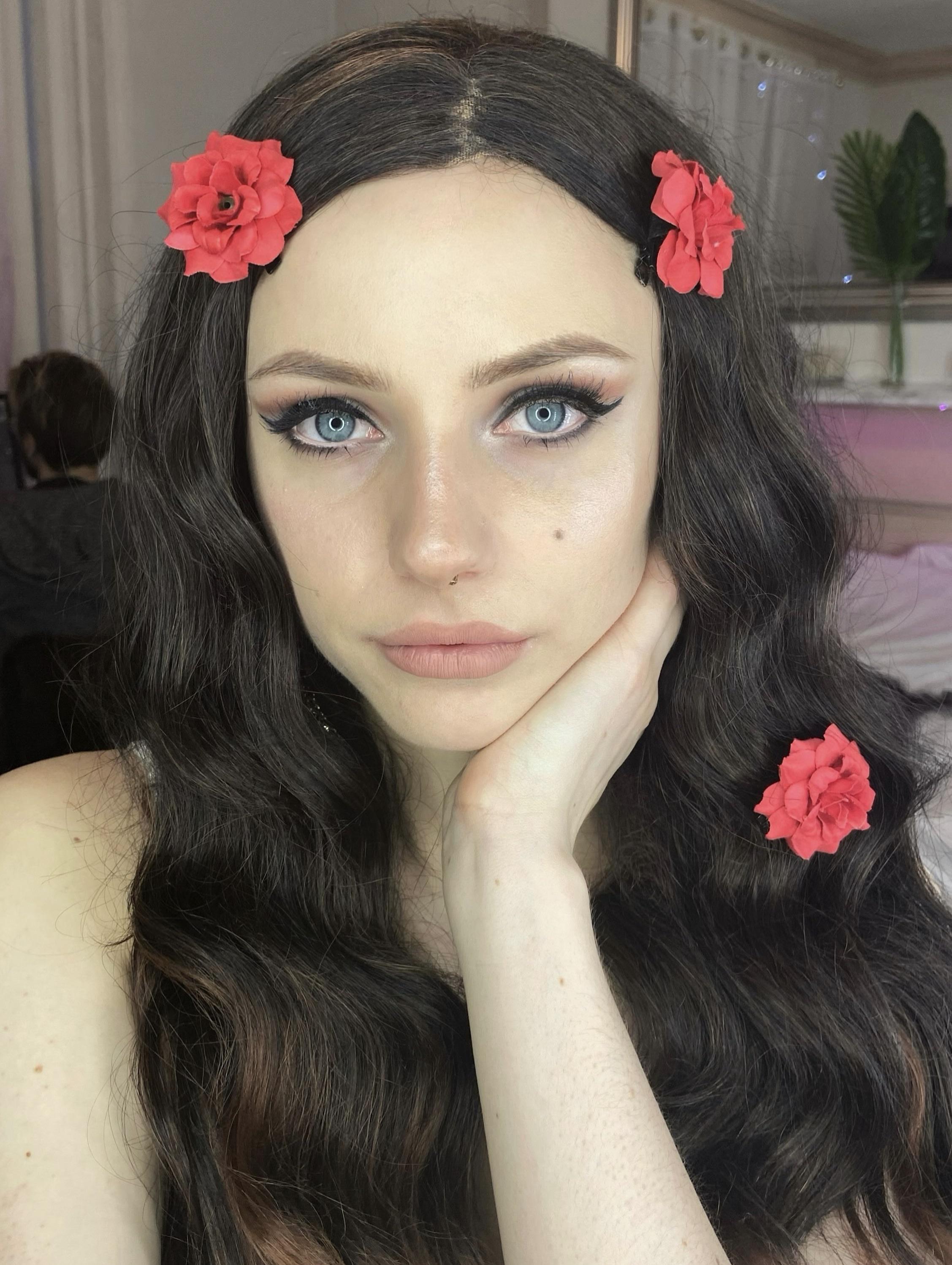 Black eyeliner and roses. r/DemEyesDoe