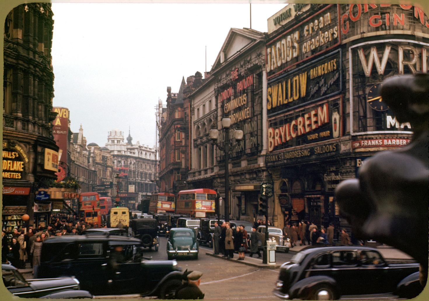 Shaftesbury Avenue near Piccadilly Circus, London, circa 1940 [1032 x