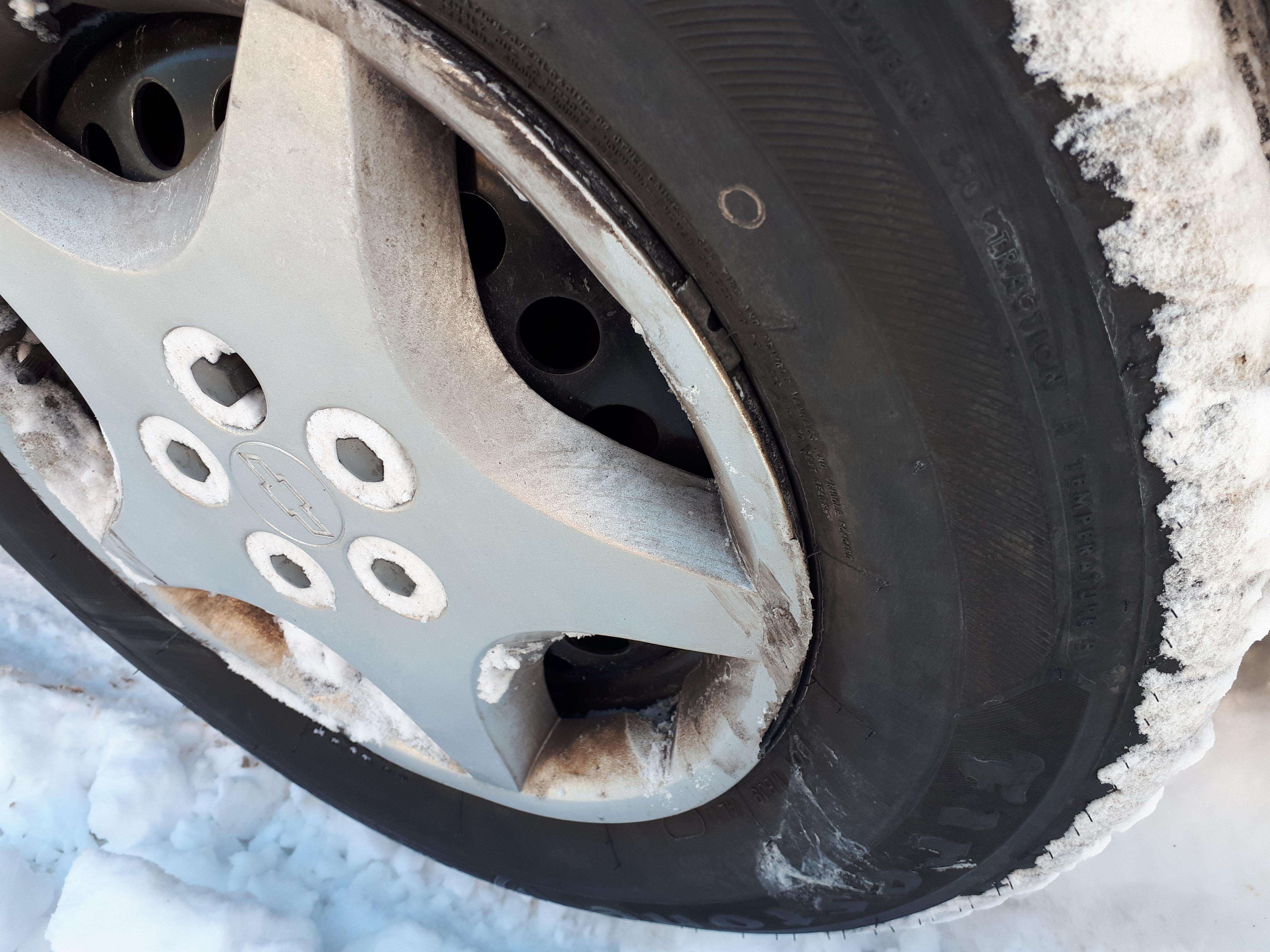 Tire damage from hitting curb, do I need to worry? r/MechanicAdvice