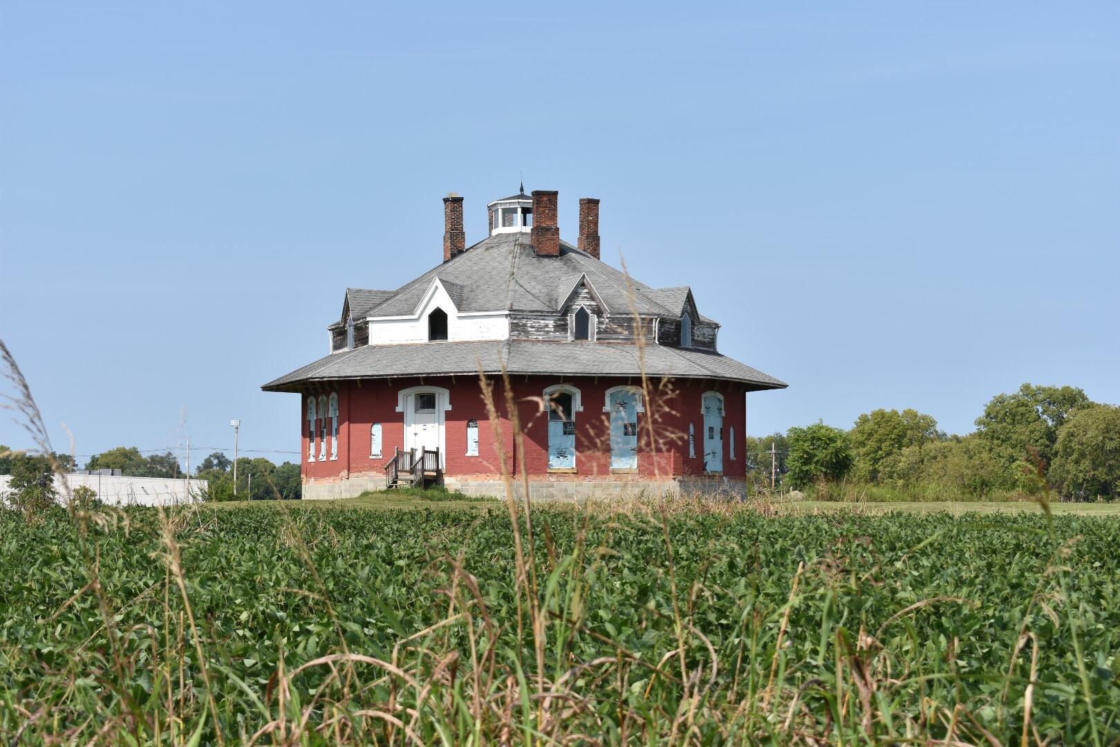 GreggCrites Octagon House, Circleville, Ohio [1620x1080] [OC] r/AbandonedPorn