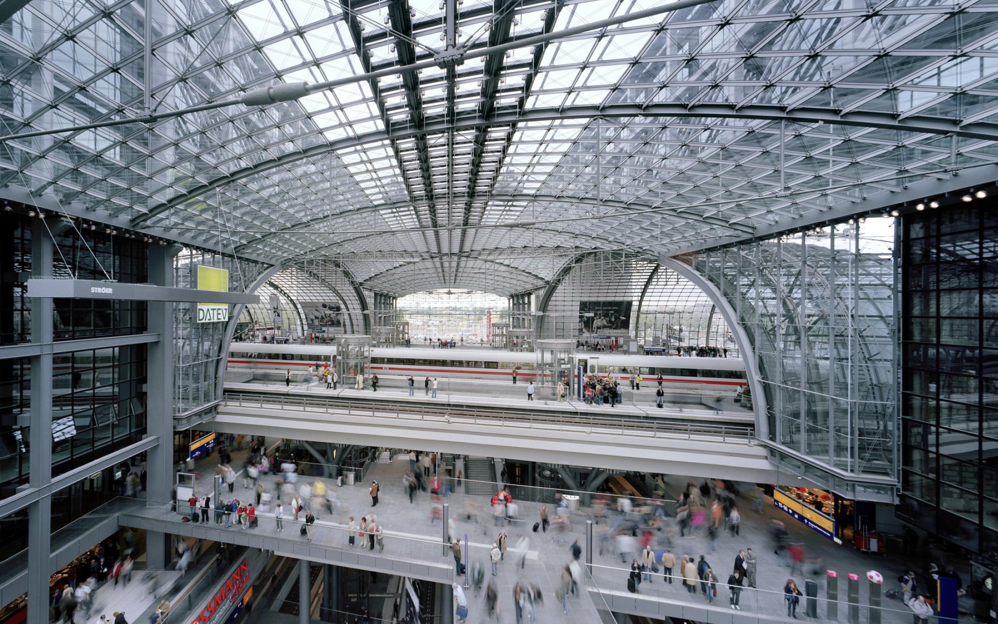 Berlin Central Train Station (Hauptbahnhof) [2000 x 1250