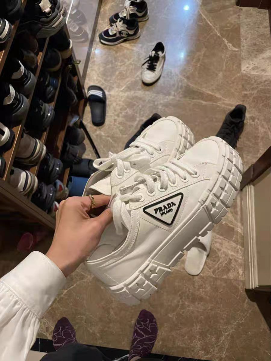 Qc,The inside of the shoes is comfortable and very wrapped up. r