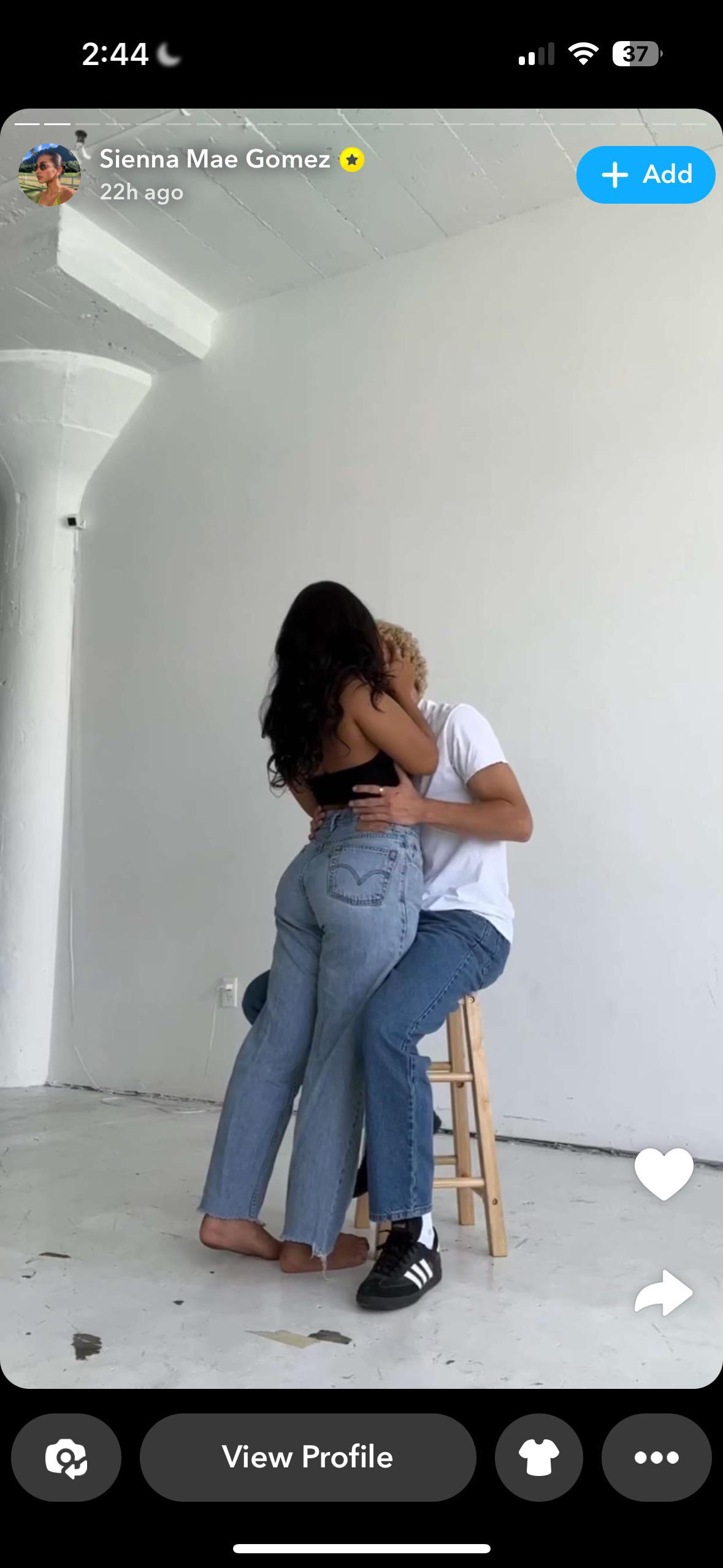 Does Sienna Mae do anything except crappy photoshoots and take bikini pics? What a pos : r