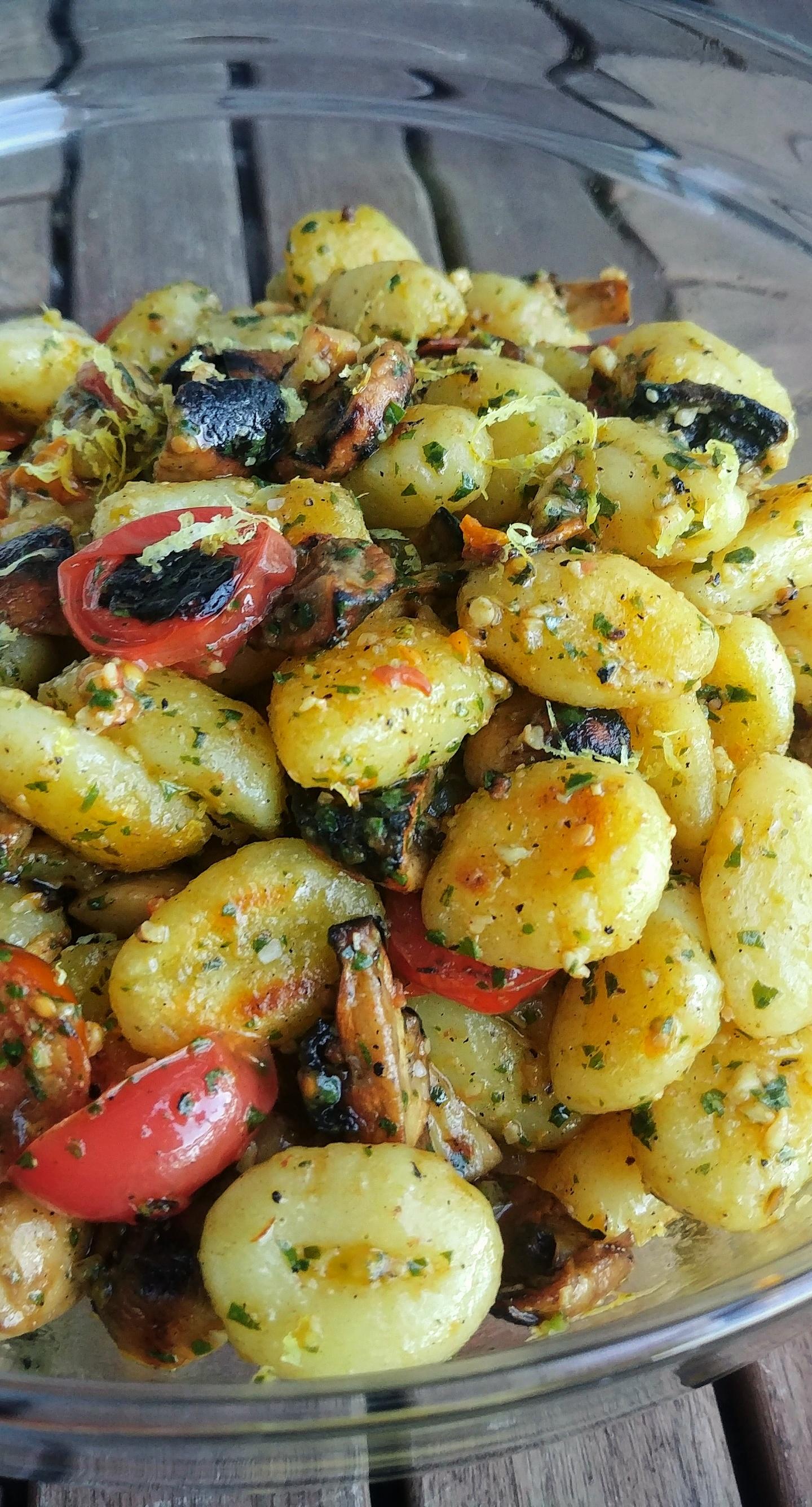 [Homemade] Gnocchi in pesto with grilled mushrooms and tomatoes r/food
