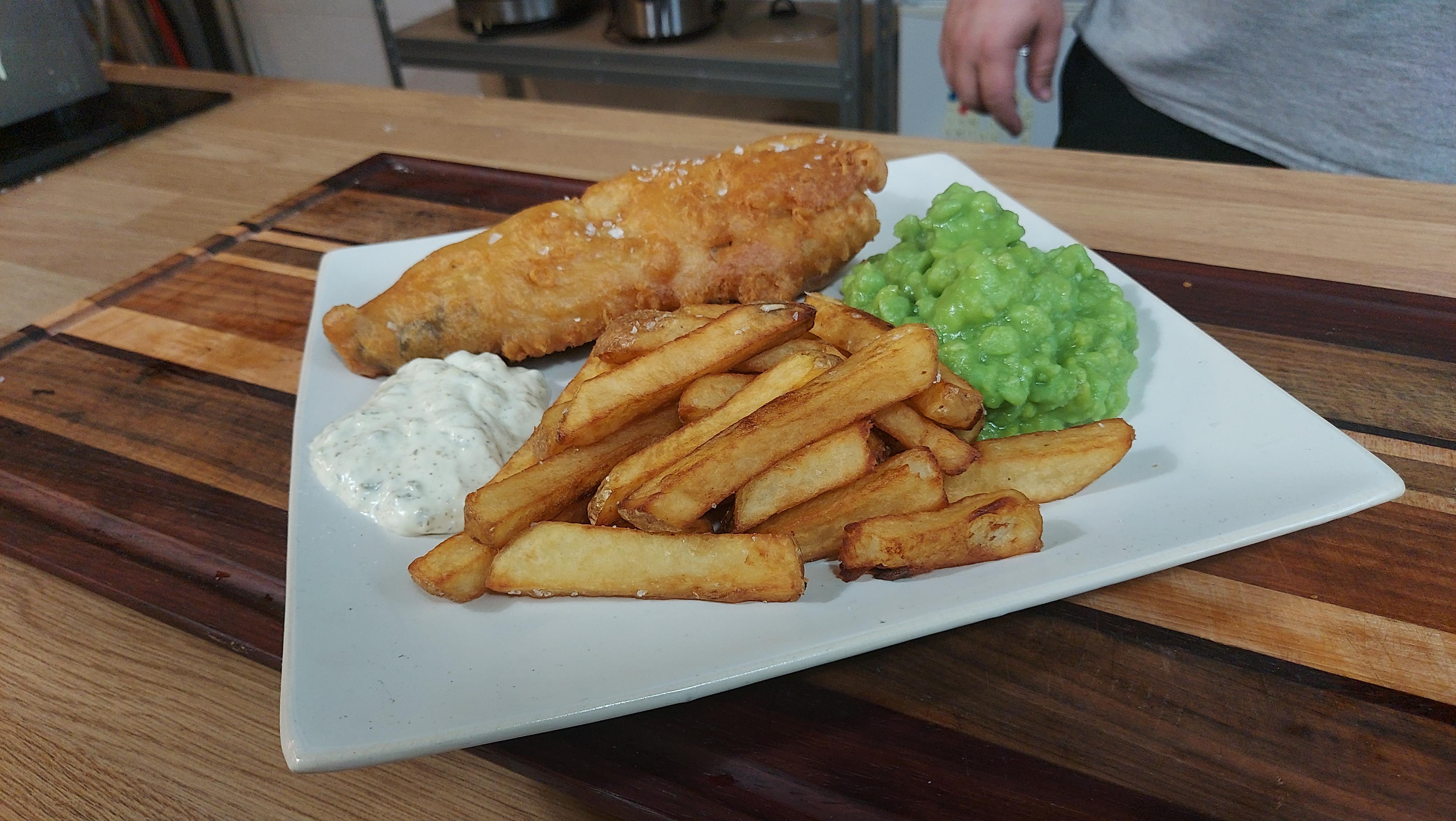 [Homemade] Fish and Chips (Beer batter and double fried chips) r/food