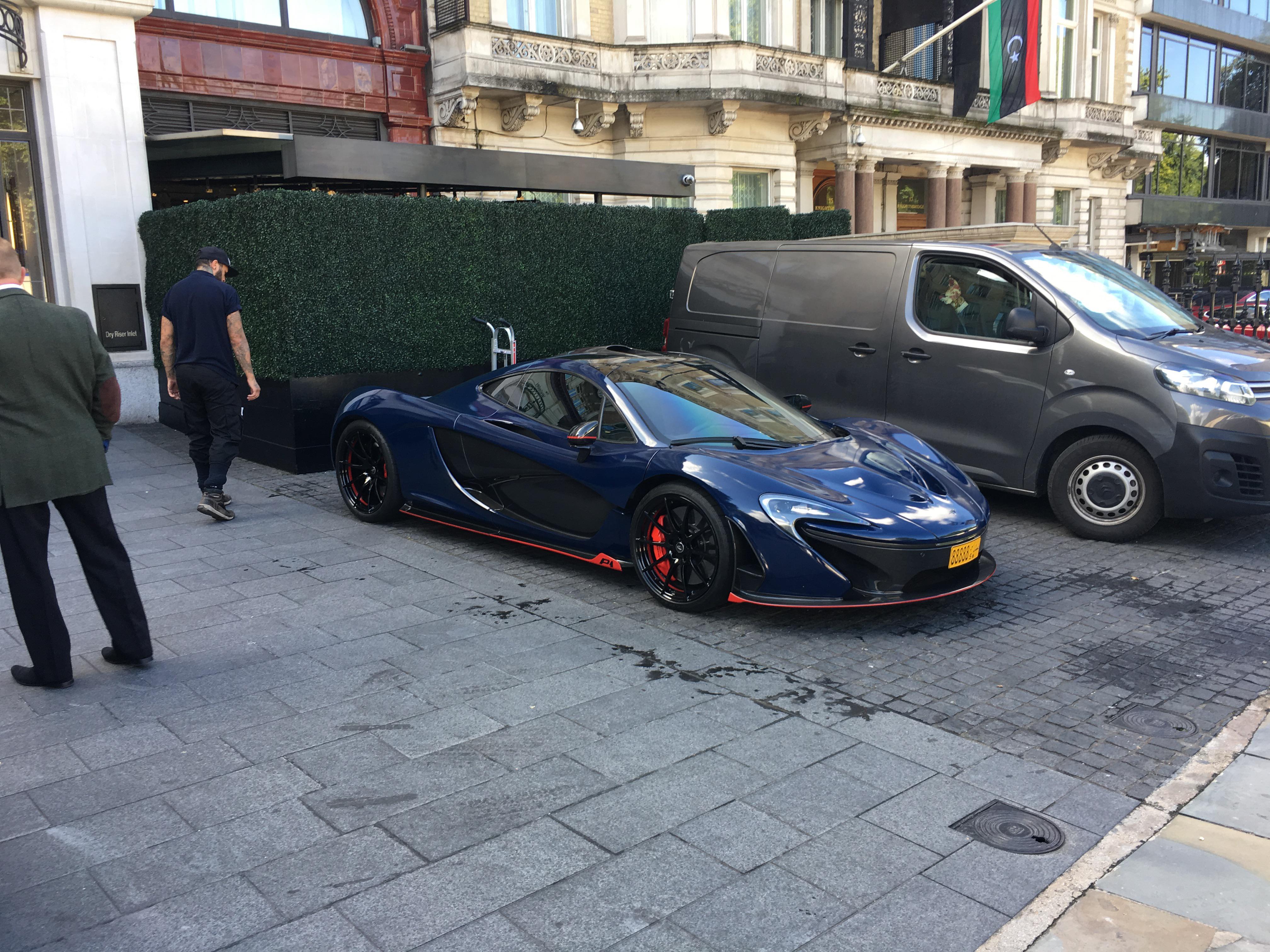 [Mclaren p1] spotted walking down the street in London r/spotted