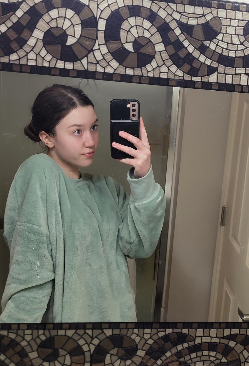 No makeup, sleepy selfie... Not feeling my best tonight ( u/jade_love_12345