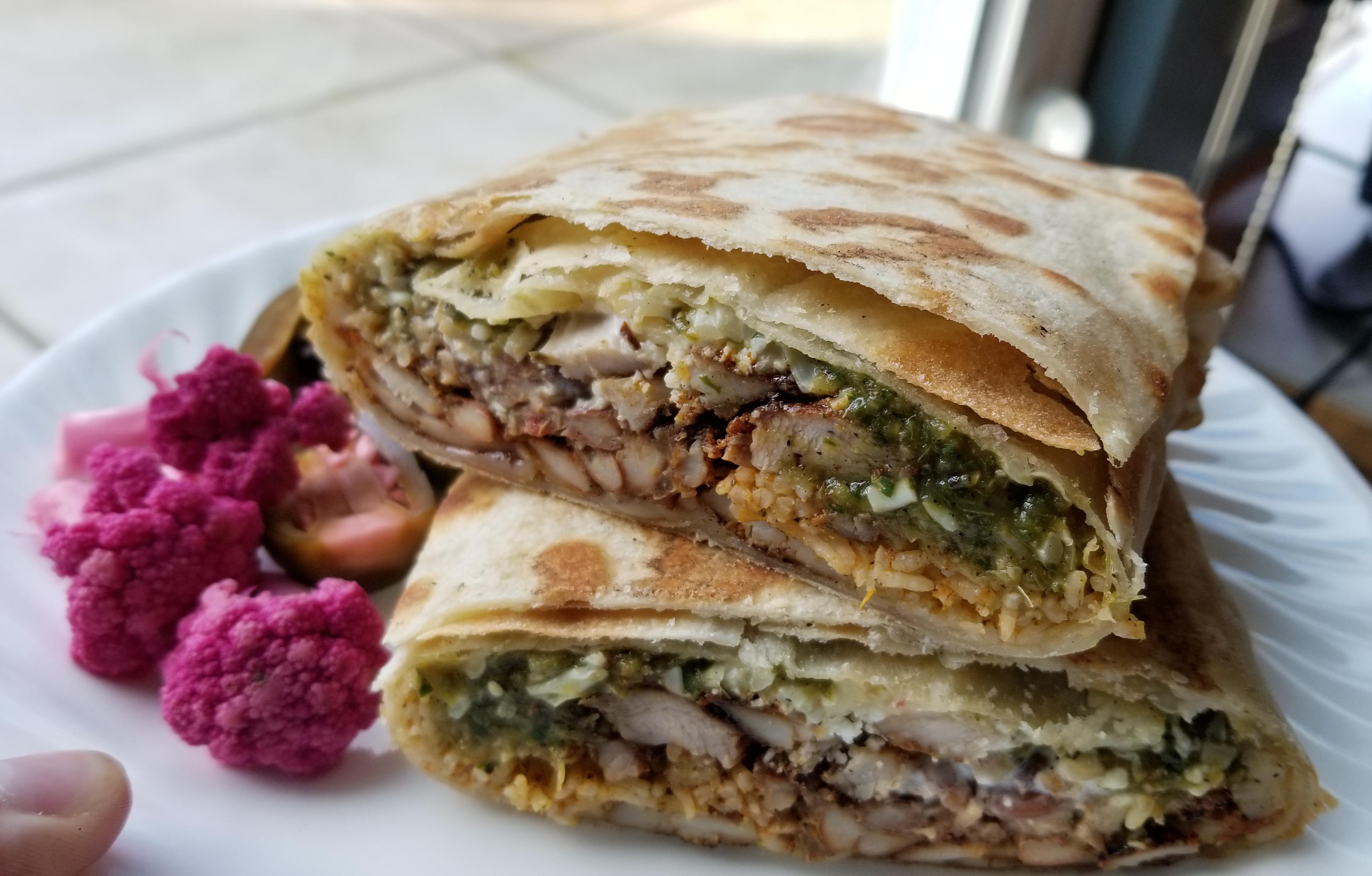 Burrito de Pollo Asado en Tortilla de Harina Hecho a Mano, con