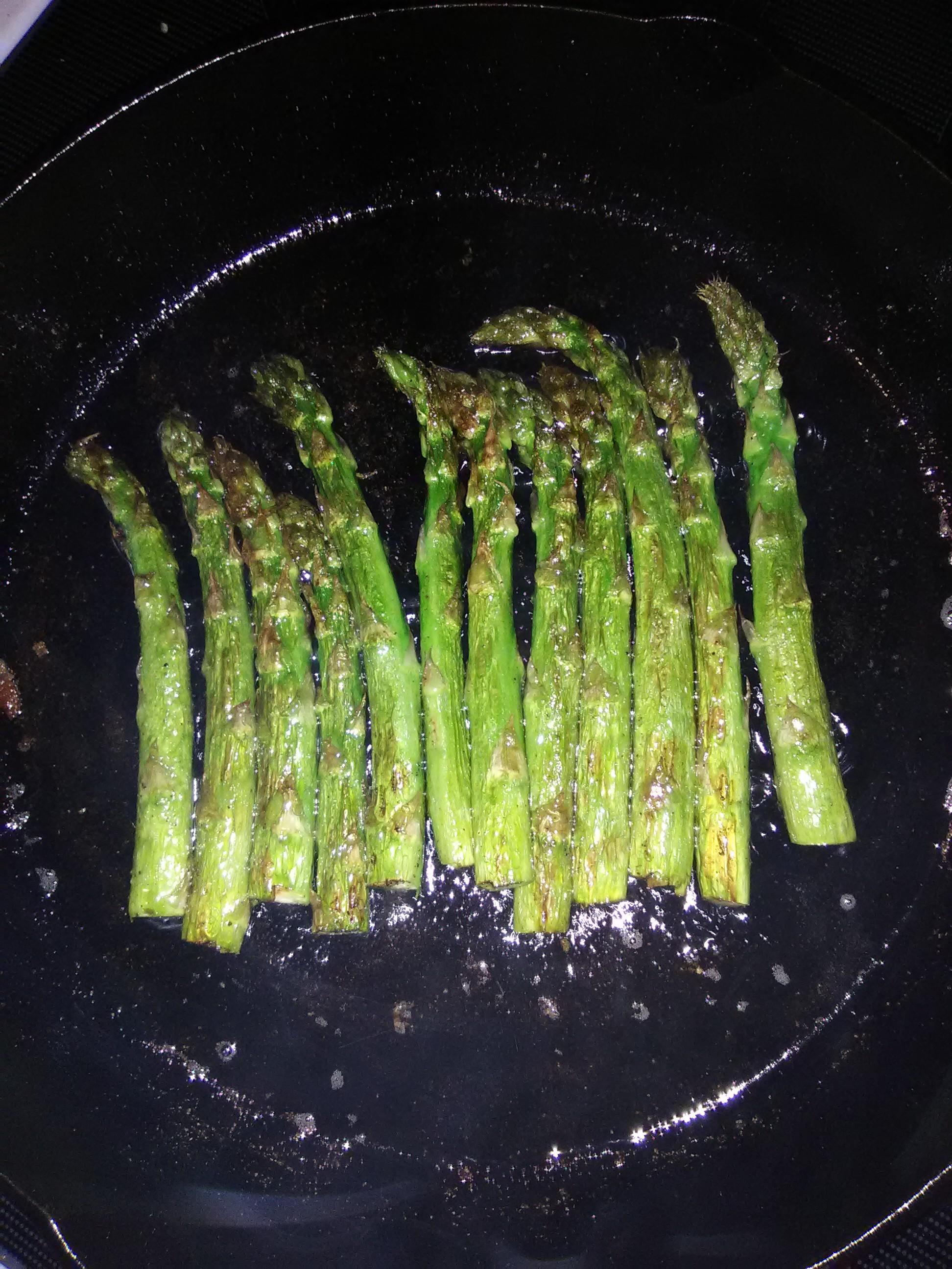 Asparagus in macadamia nut oil with seasoned salt. r/castiron