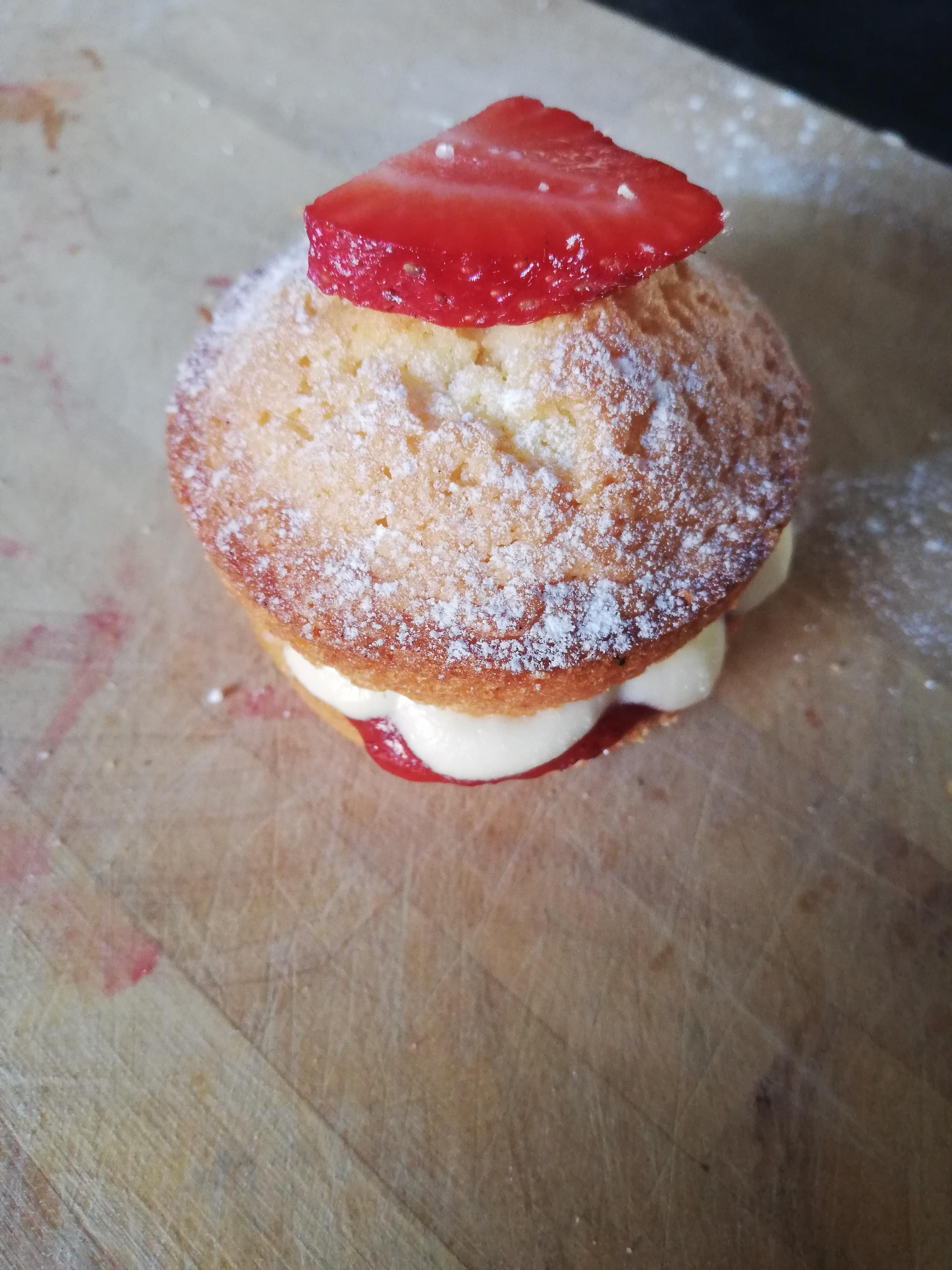 Mini Victoria sponge with fresh strawberries 🍓 r/Baking