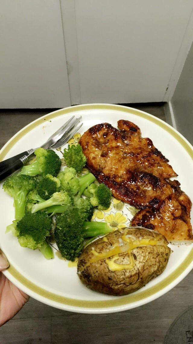 444 cal dinner; 54g protein. Chicken breast, steamed broccoli, baked