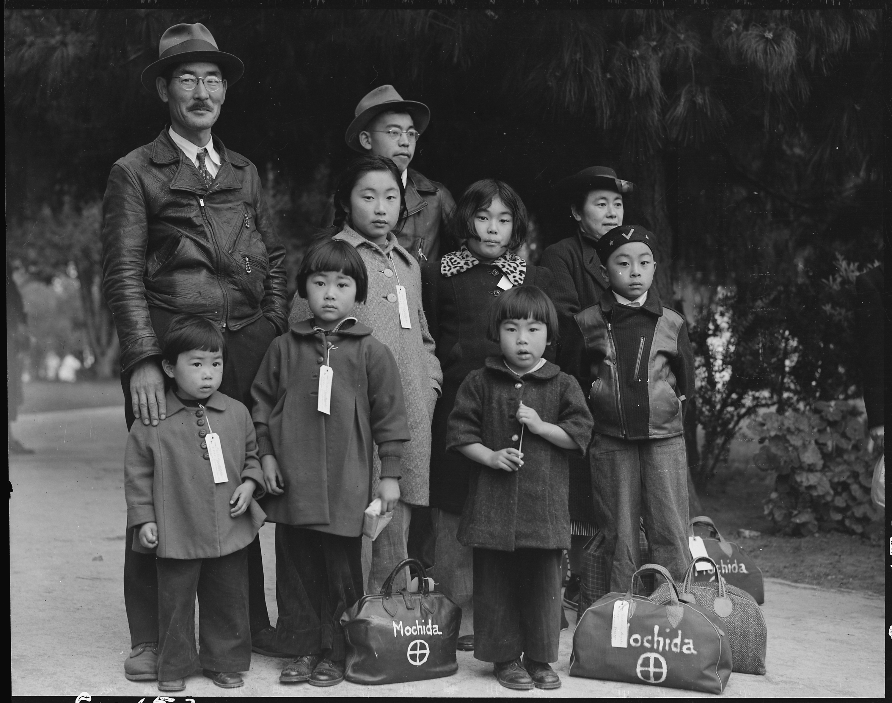 JapaneseAmerican Family Awaiting Internment1942 r/OldSchoolCool