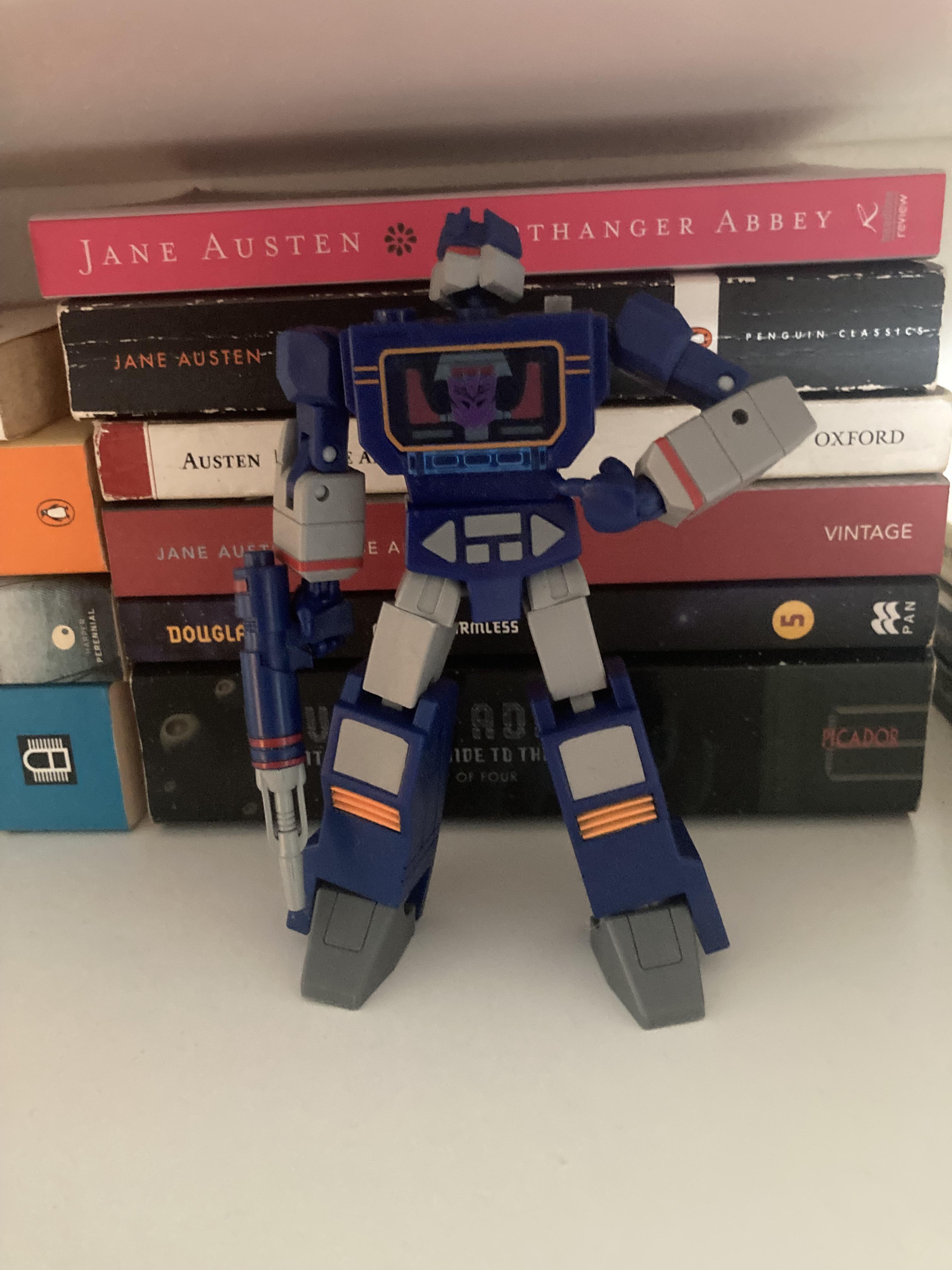 My daughter has been playing with my figures again and left Soundwave in this incredible pose
