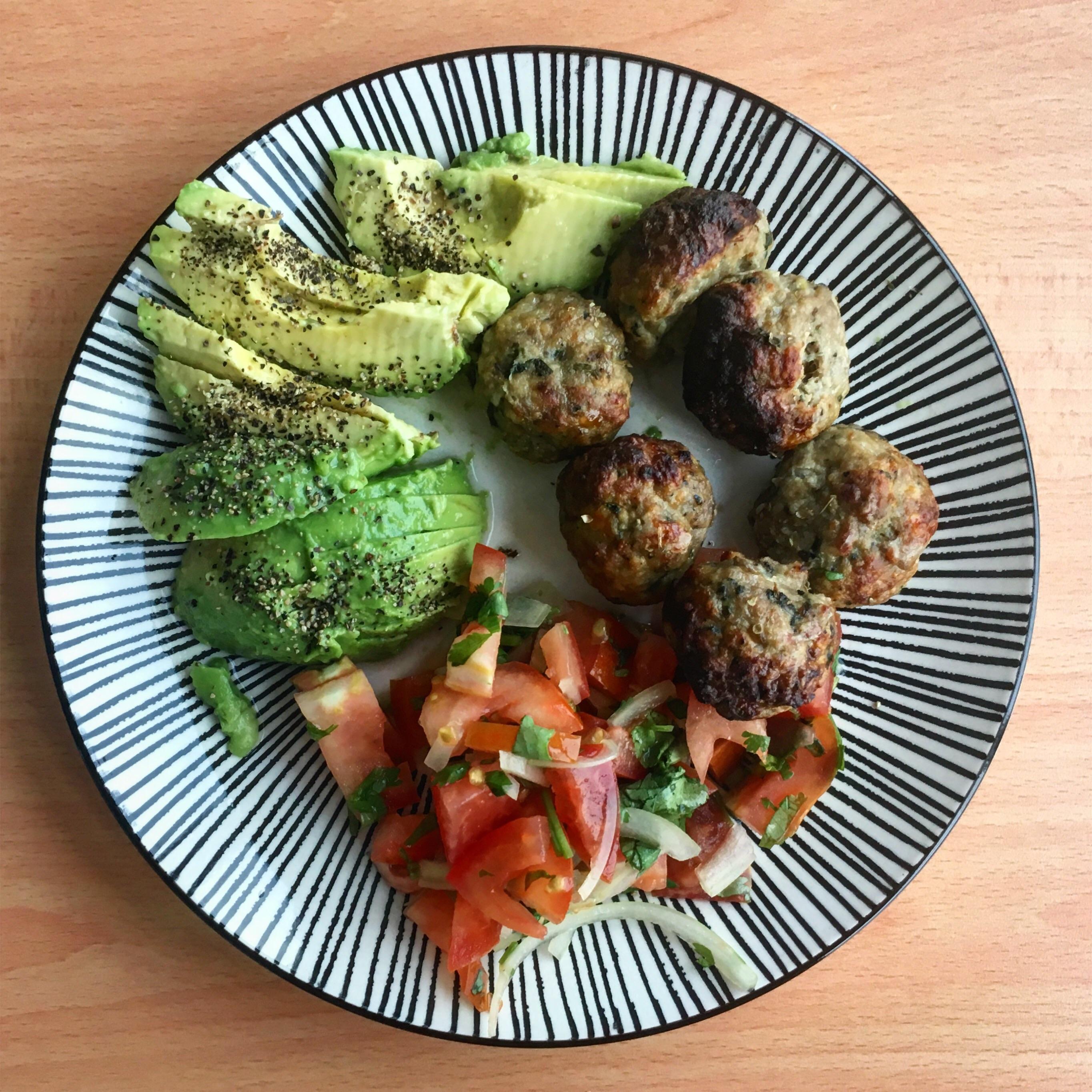 480 calories Homemade meatballs with tomato salsa and a whole avocado r/1200isplenty