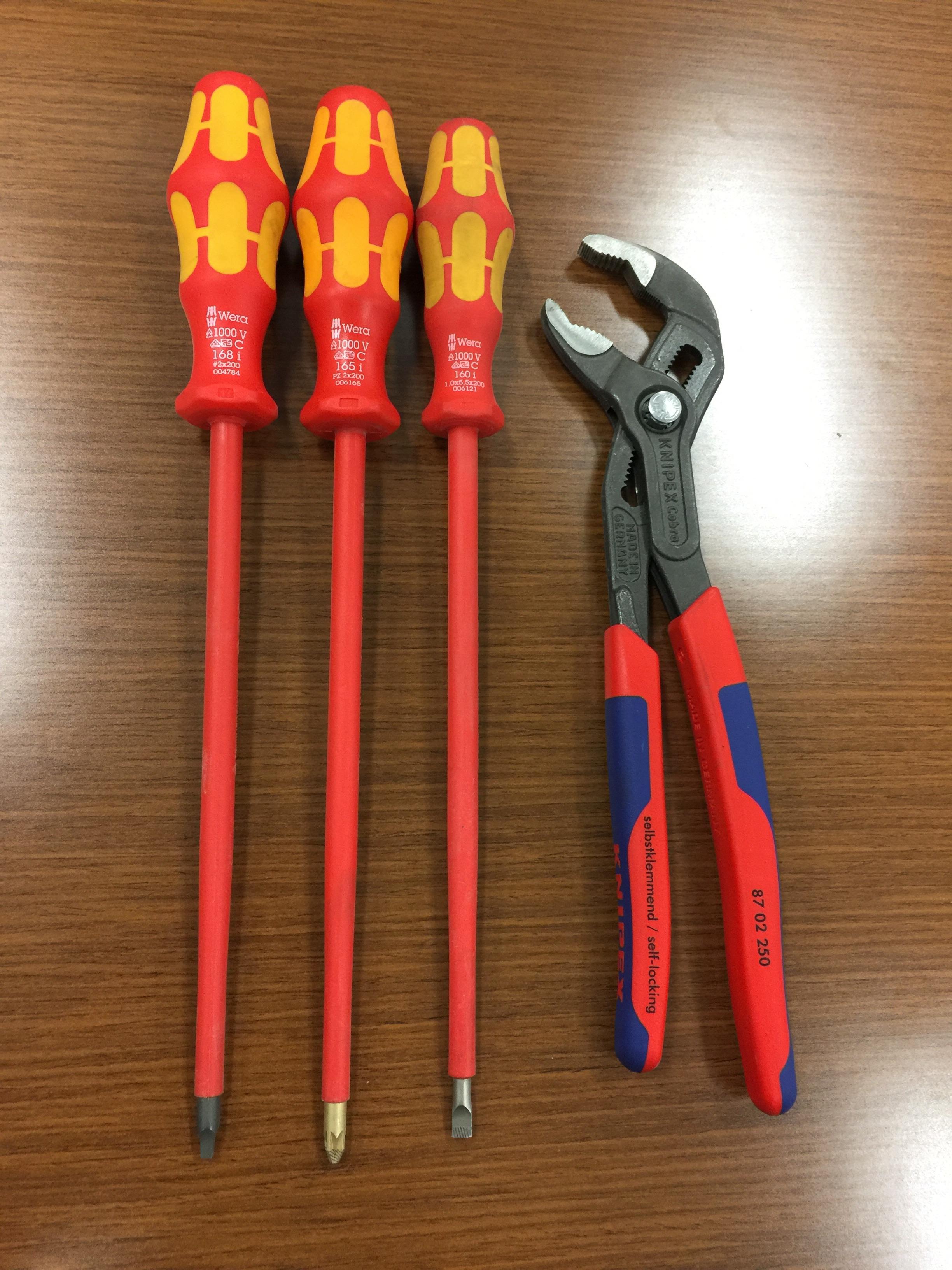 After using only klein screwdrivers and the good old yellow channel