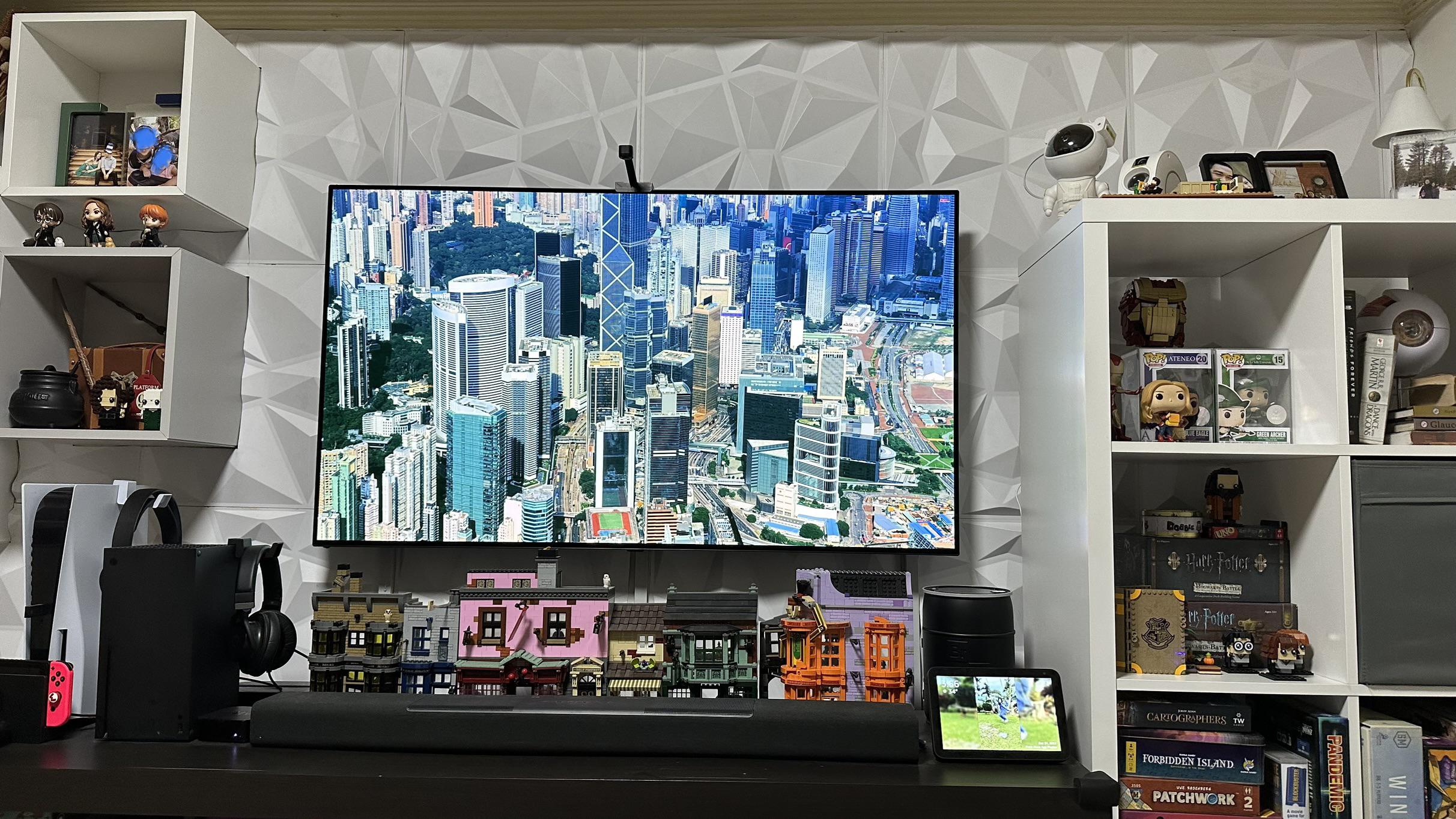 What can I put above my TV? r/DesignMyRoom