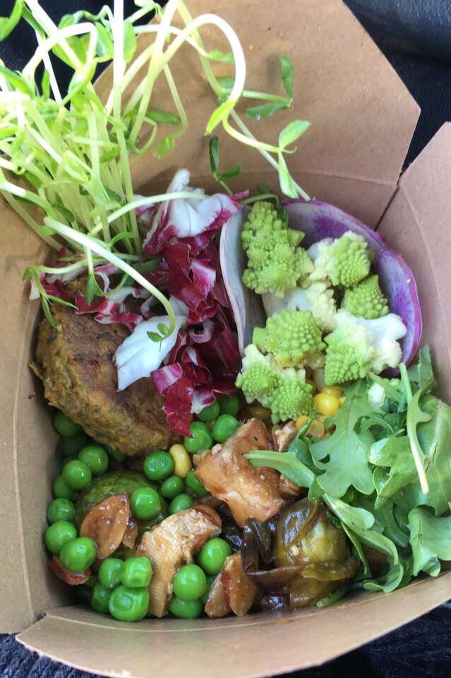 Beautiful day calls for a beautiful lunch! r/vegan