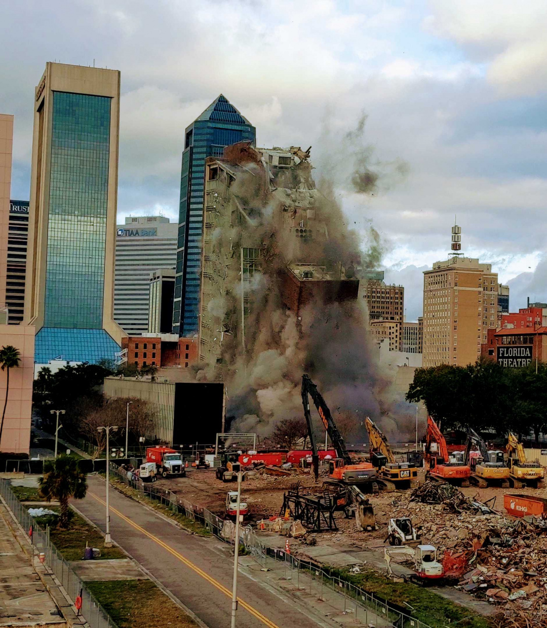 The implosion of the Jacksonville City Hall Annex, January 2019. r