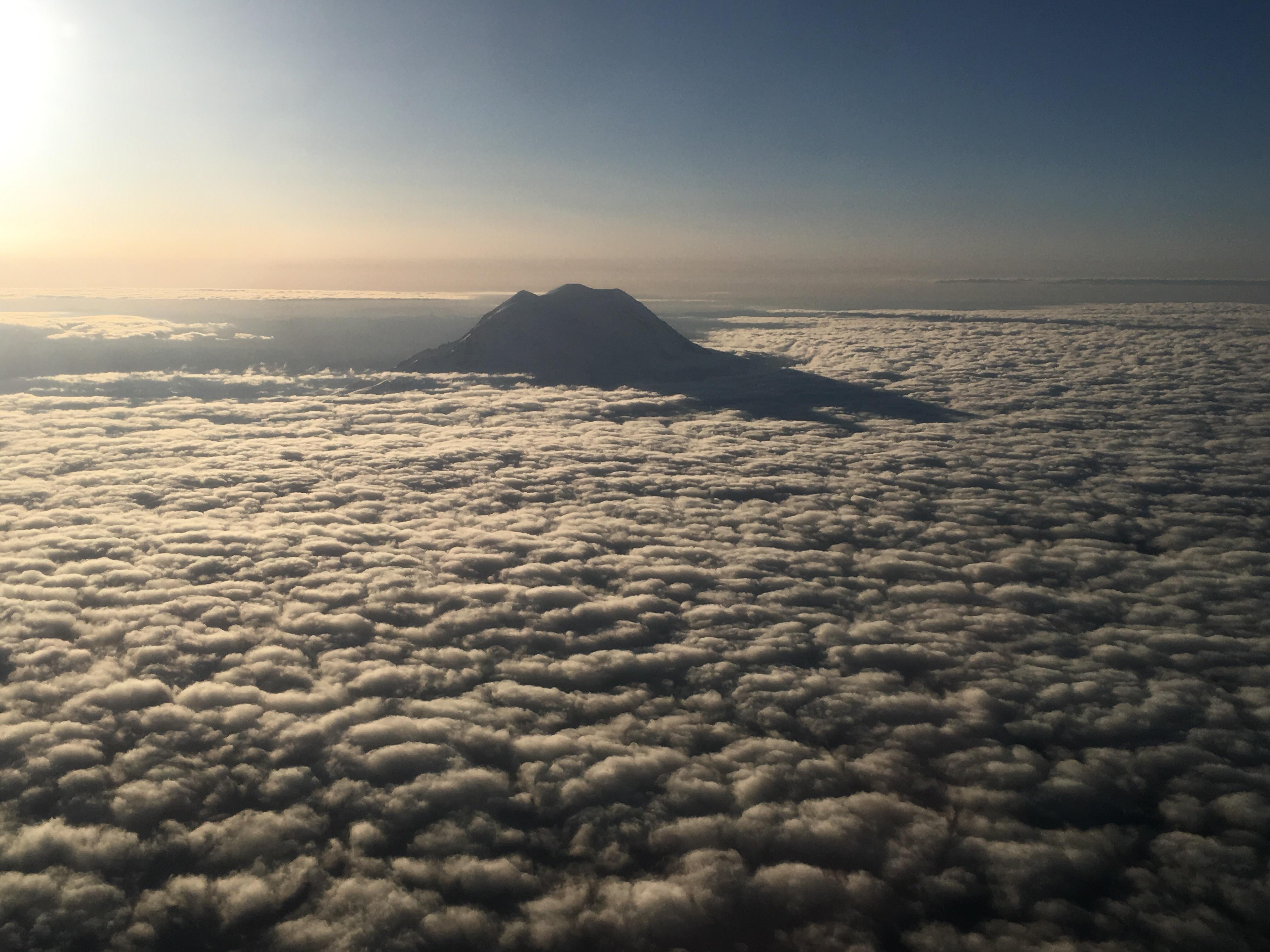 My first post. Mount Rainier in all her majesty r/Seattle