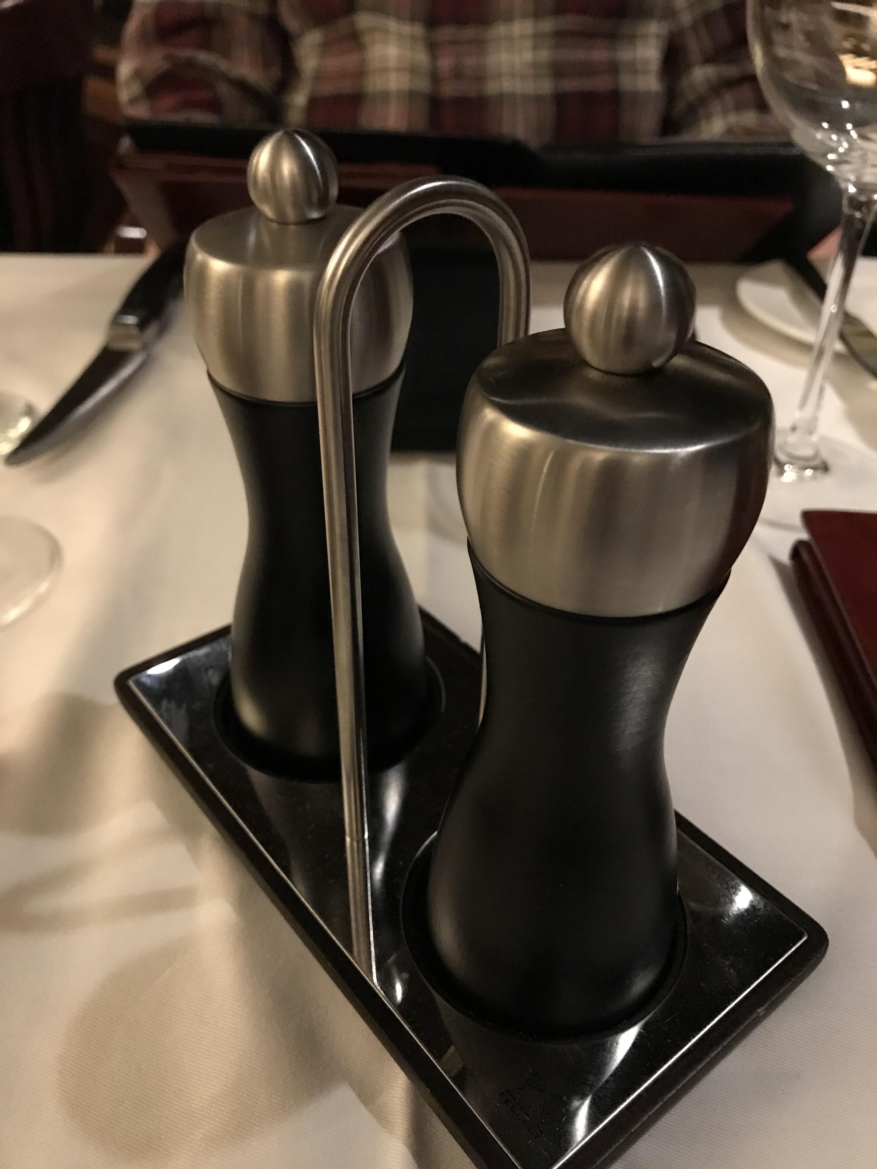 These “fancy” salt and pepper shakers... r/CrappyDesign