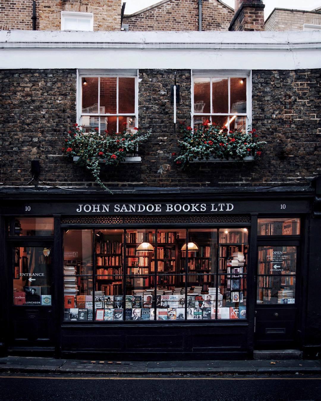 bookstore in London, England r/CozyPlaces