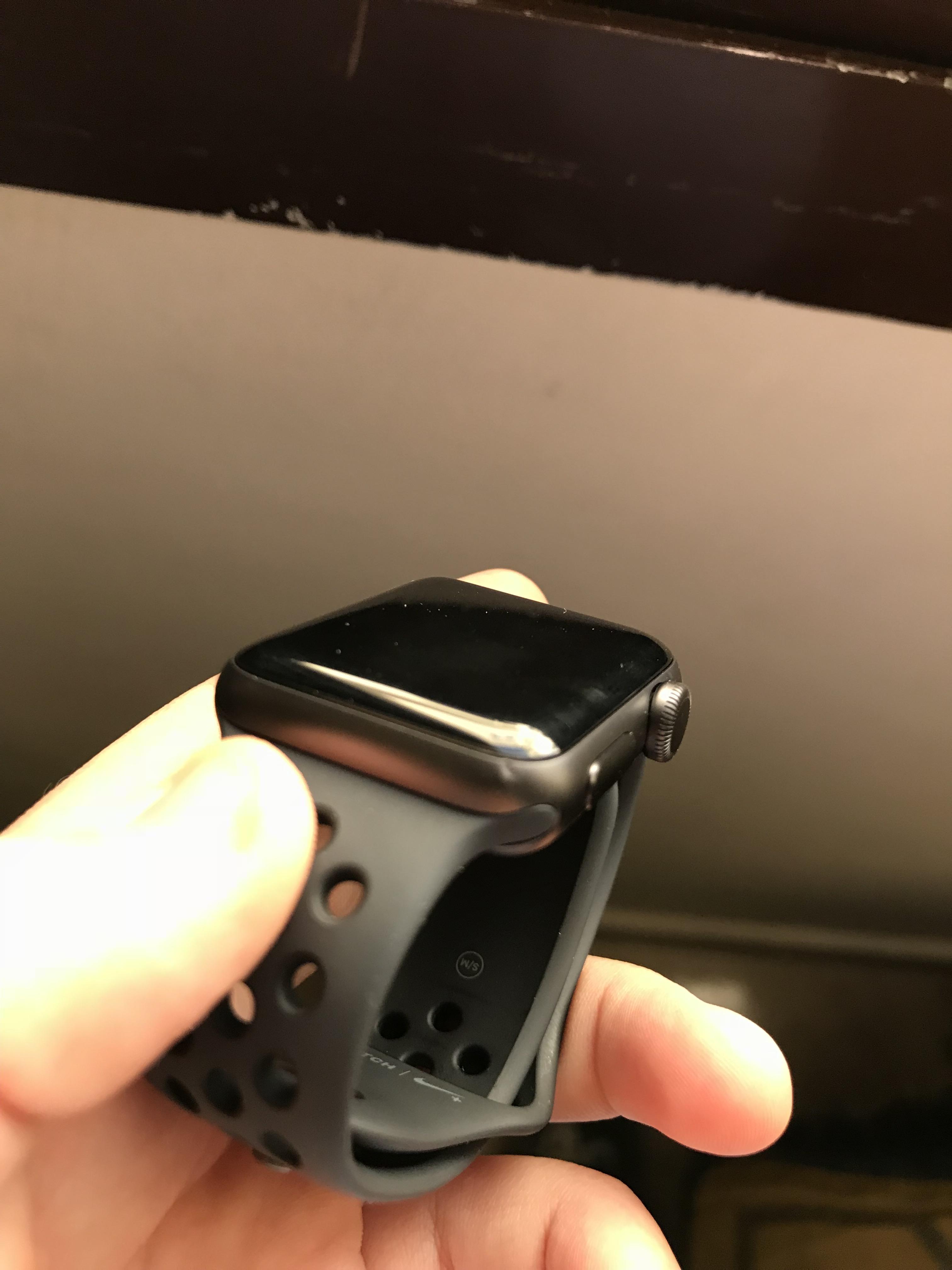 At the bottom left corner of my Apple Watch I got a dent, I’m so sad