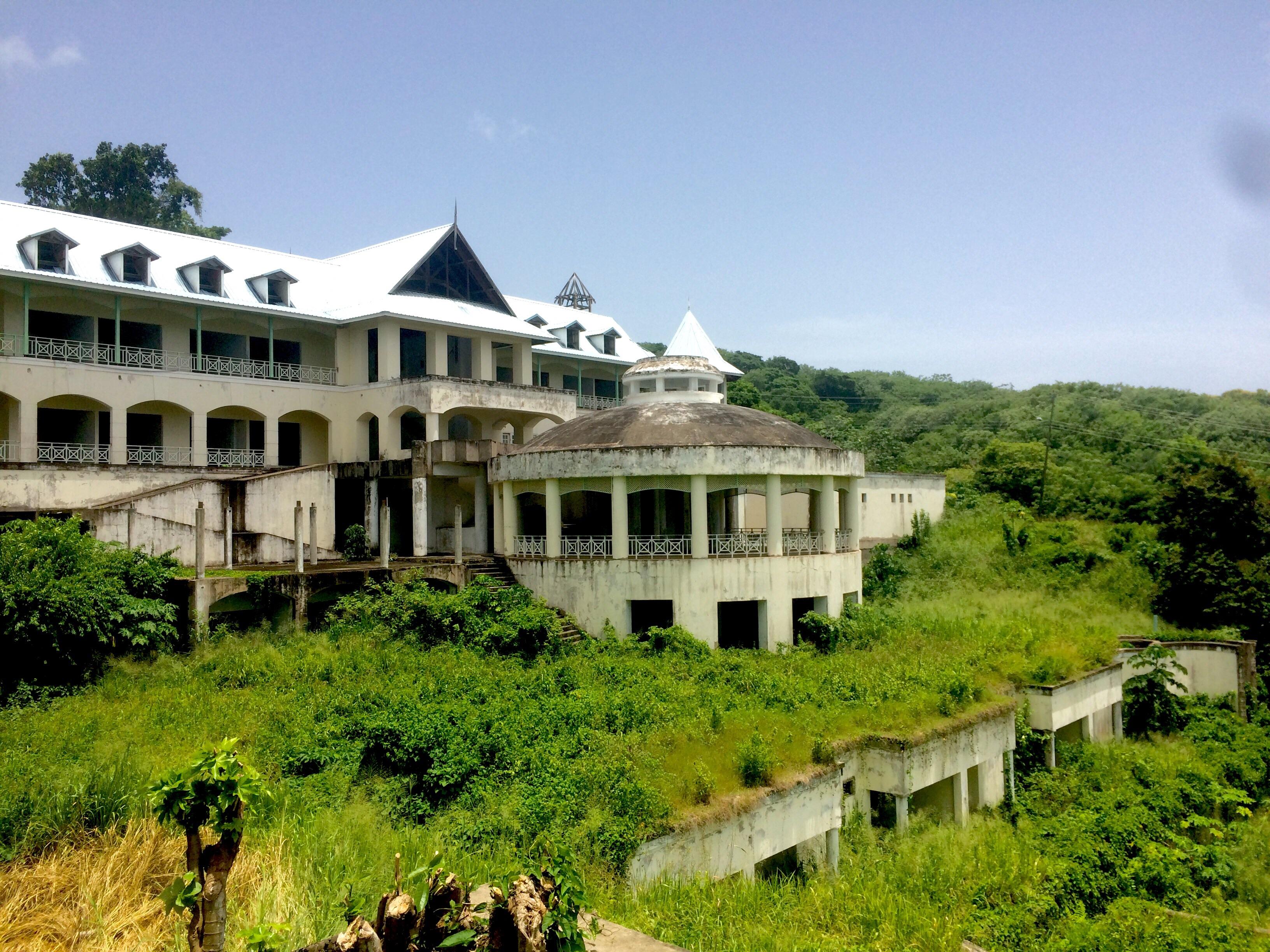 Abandoned Hotel in Tobago [2592 x 1936] r/AbandonedPorn