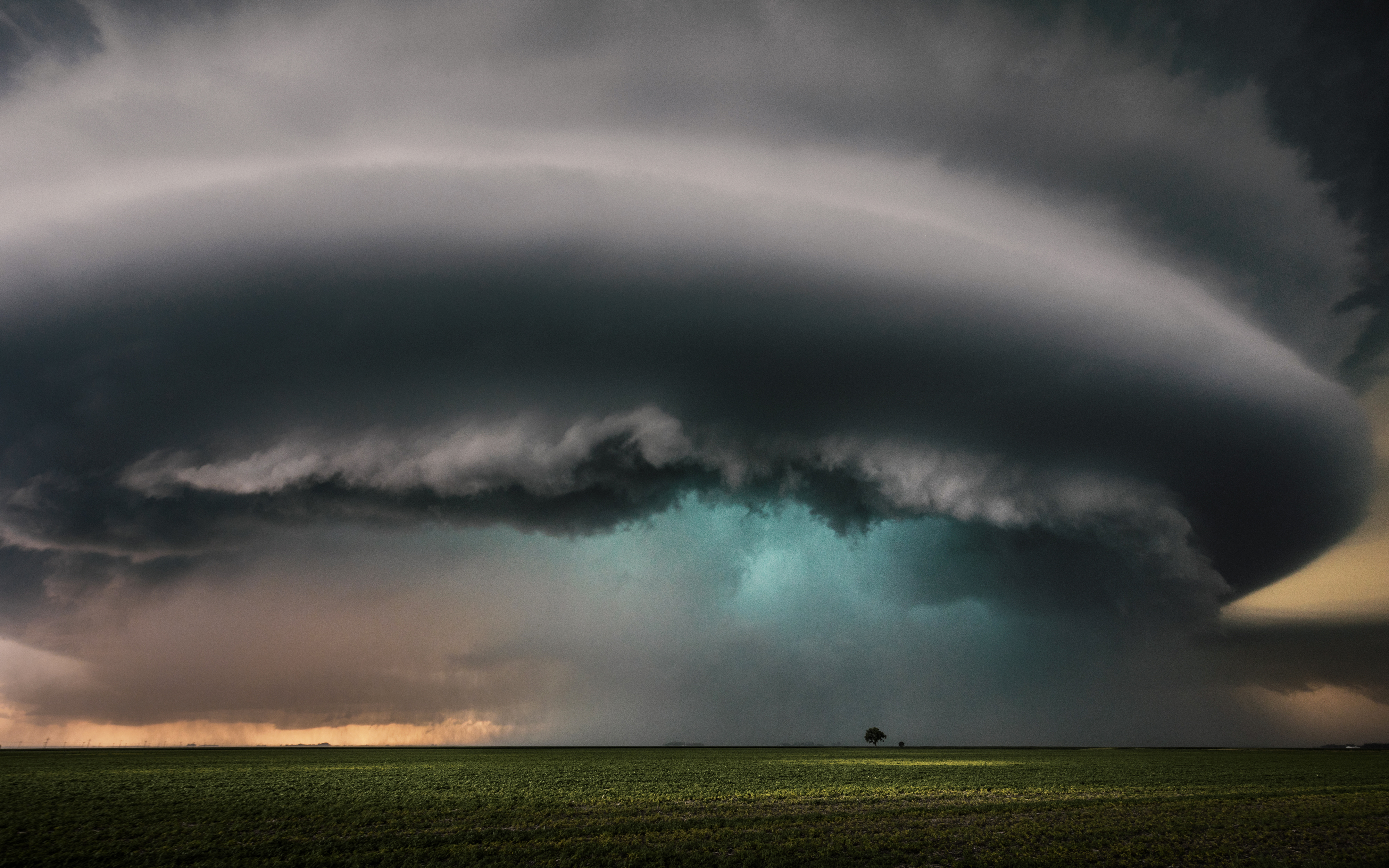 Blue hail glow over a tree, North Dakota [OC] [4000 x 2500] EarthPorn