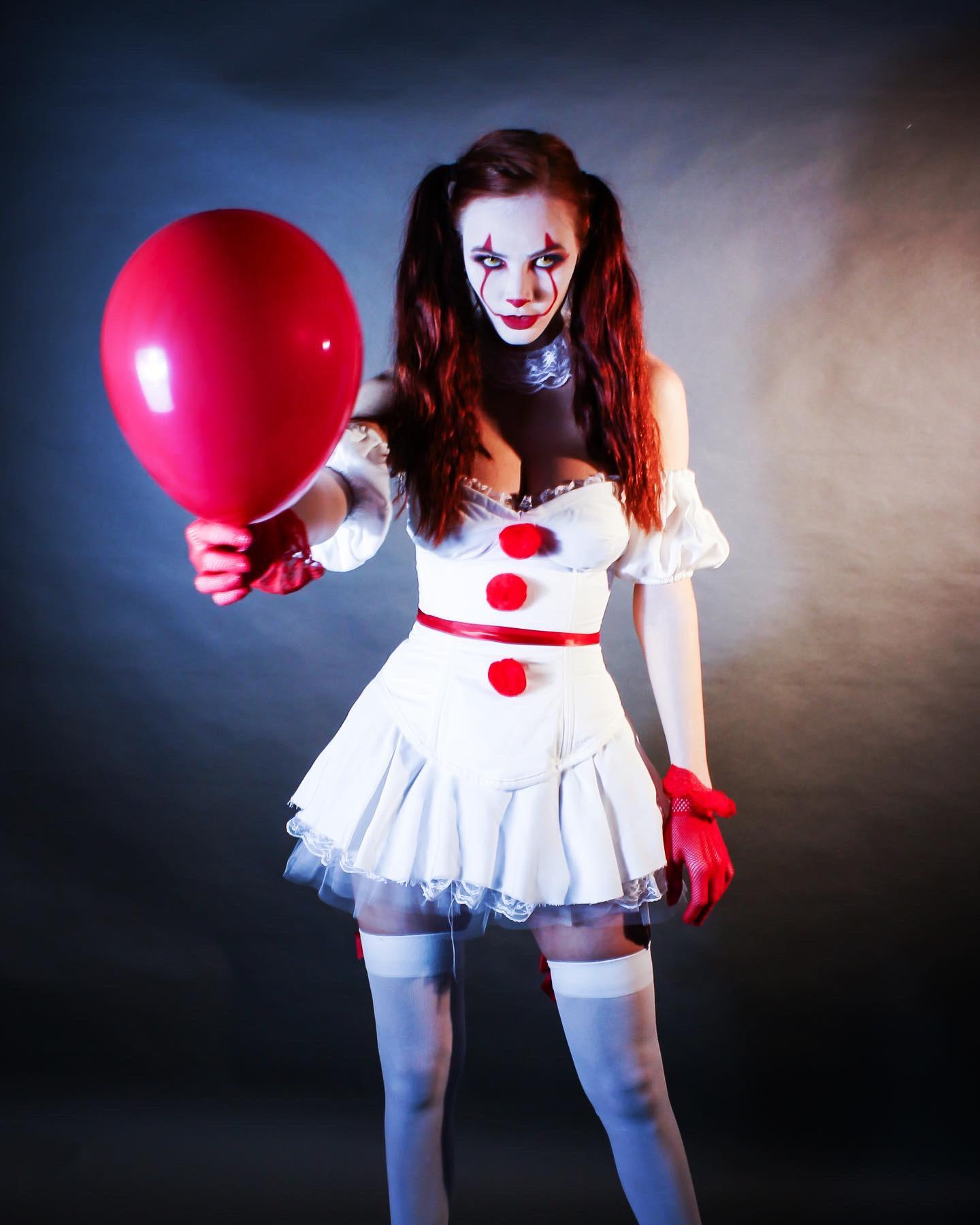 Pennywise Cosplay by Qi’ra Rose : cosplaygirls