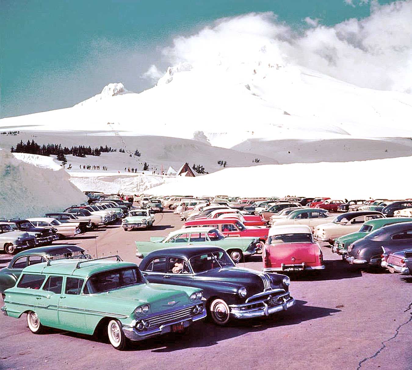 Mt. Hood parking lot, Oregon, 1950s r/TheWayWeWere