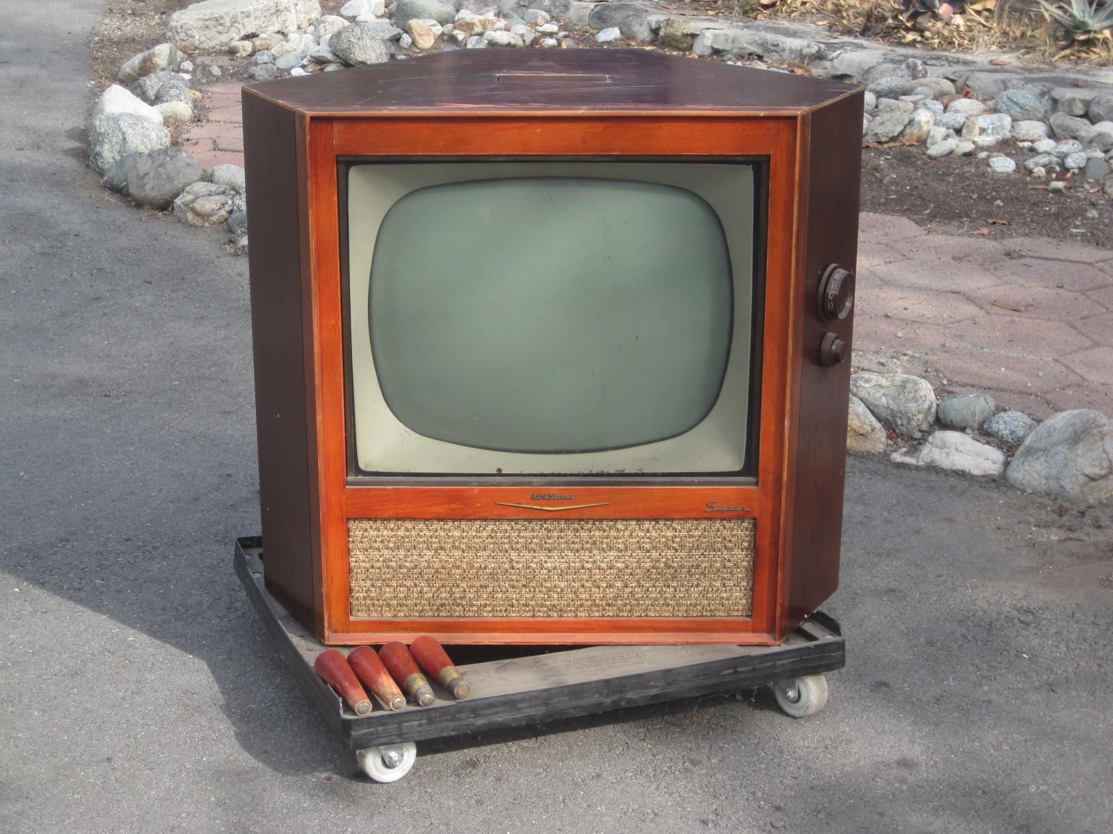 Looking for info on this vintage RCA Victor corner television r/Antiques
