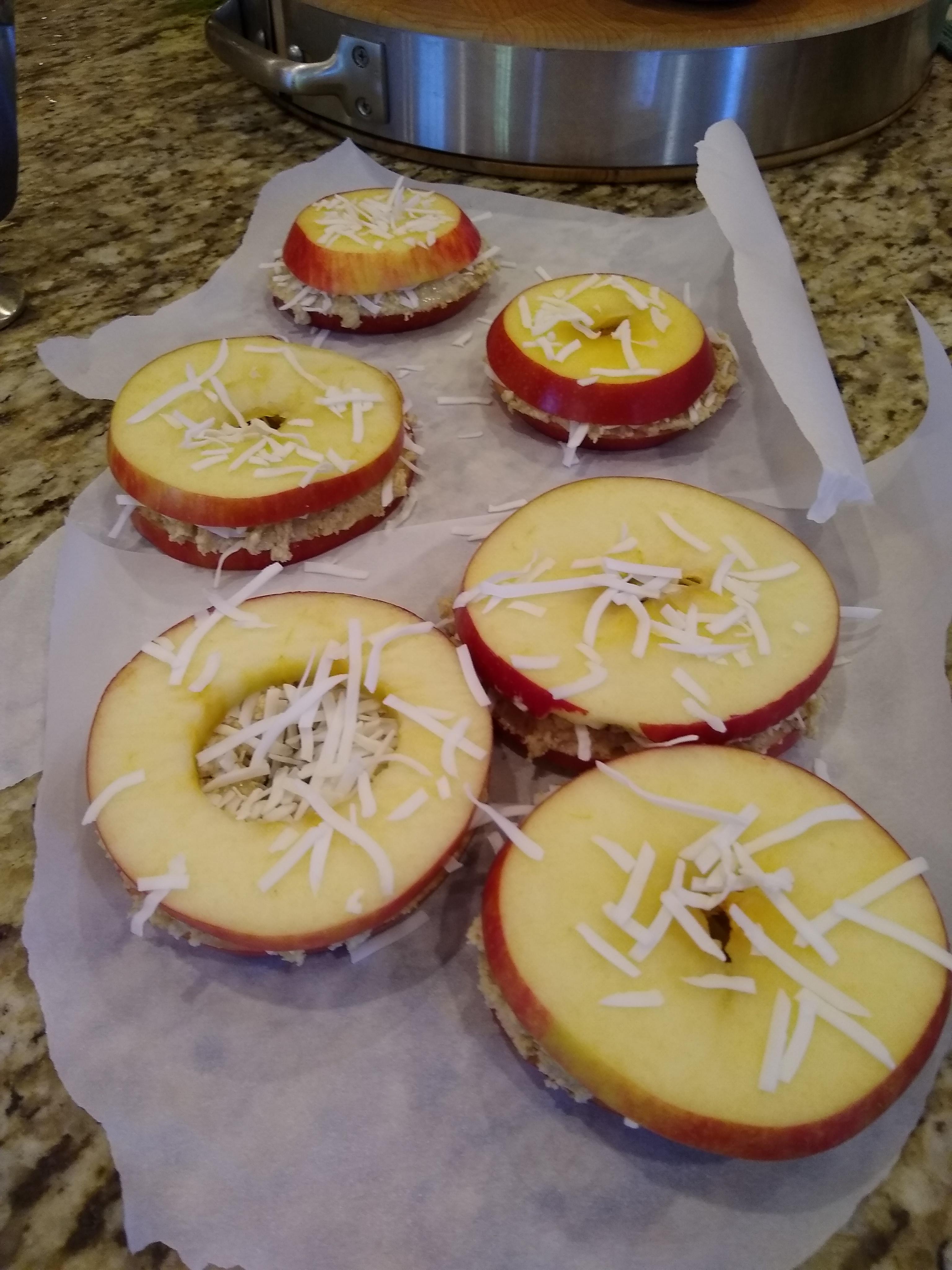 Apple and cashew butter snacks!!! r/whole30