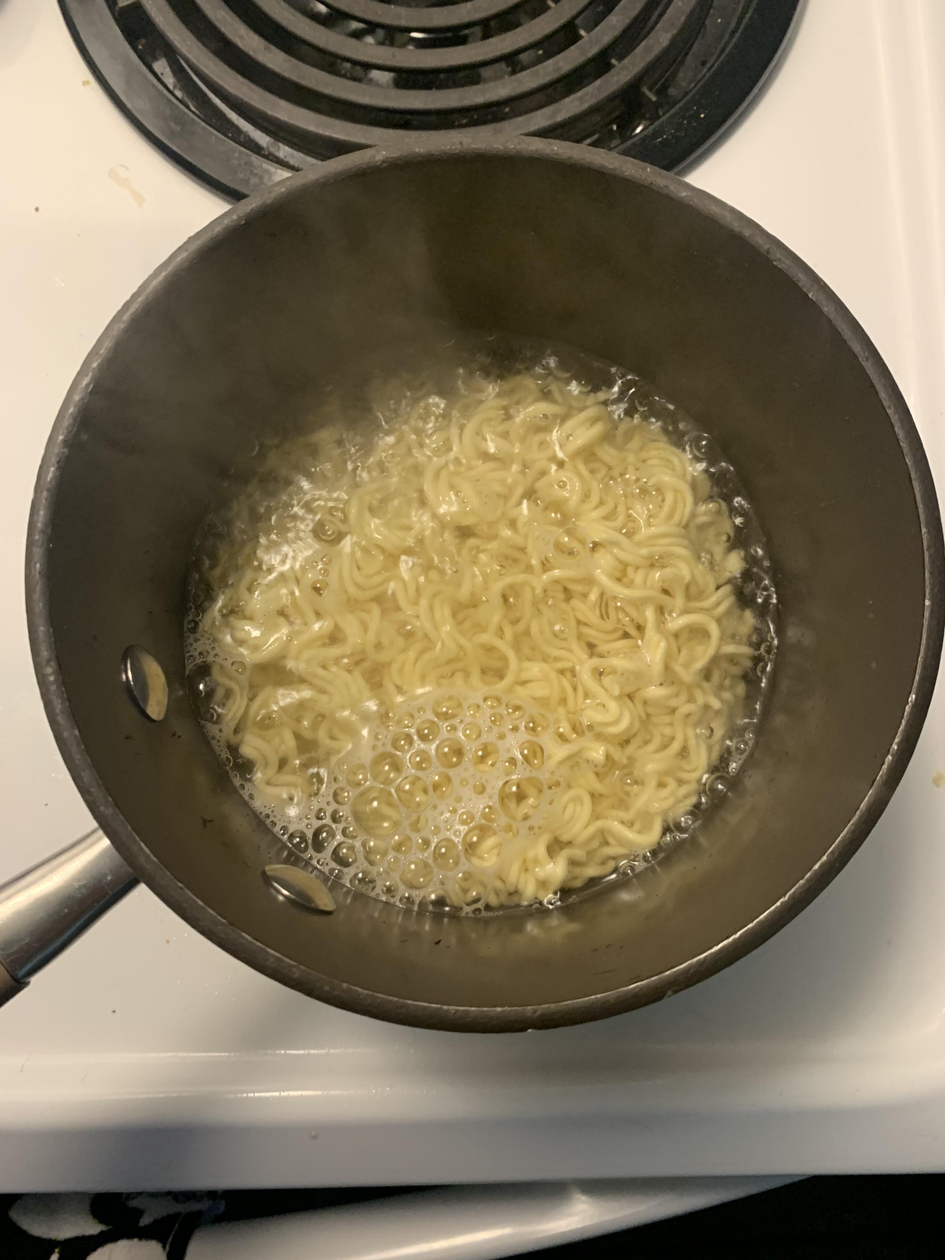 My ramen noodles are the same size as the pot r/mildlyinteresting