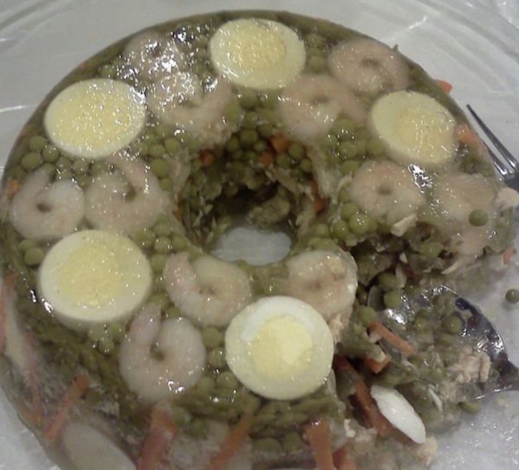 Mmm.. Nana's famous egg, shrimp & pea gelatin 😍😍 r/shittyfoodporn