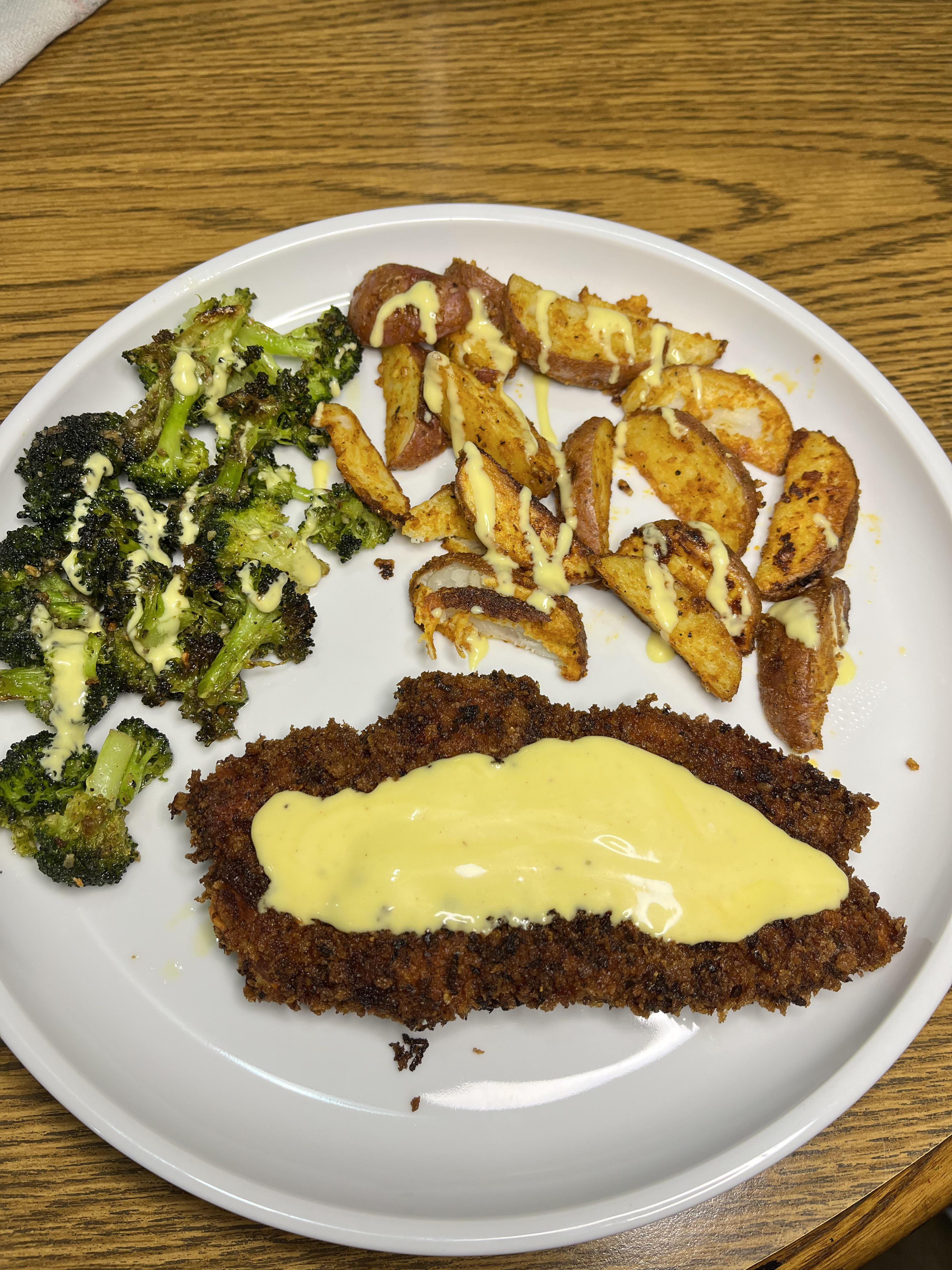 Golden chicken schnitzel with roasted potatoes, broccoli and a creamy honey Dijon sauce 9/10