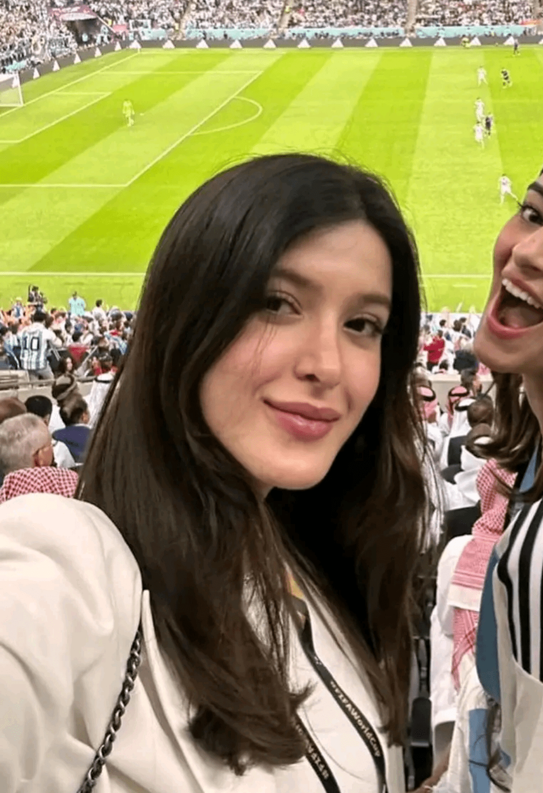 How much Plastic is too much Plastic? Shanaya Kapoor's new selfie r/BollyBlindsNGossip