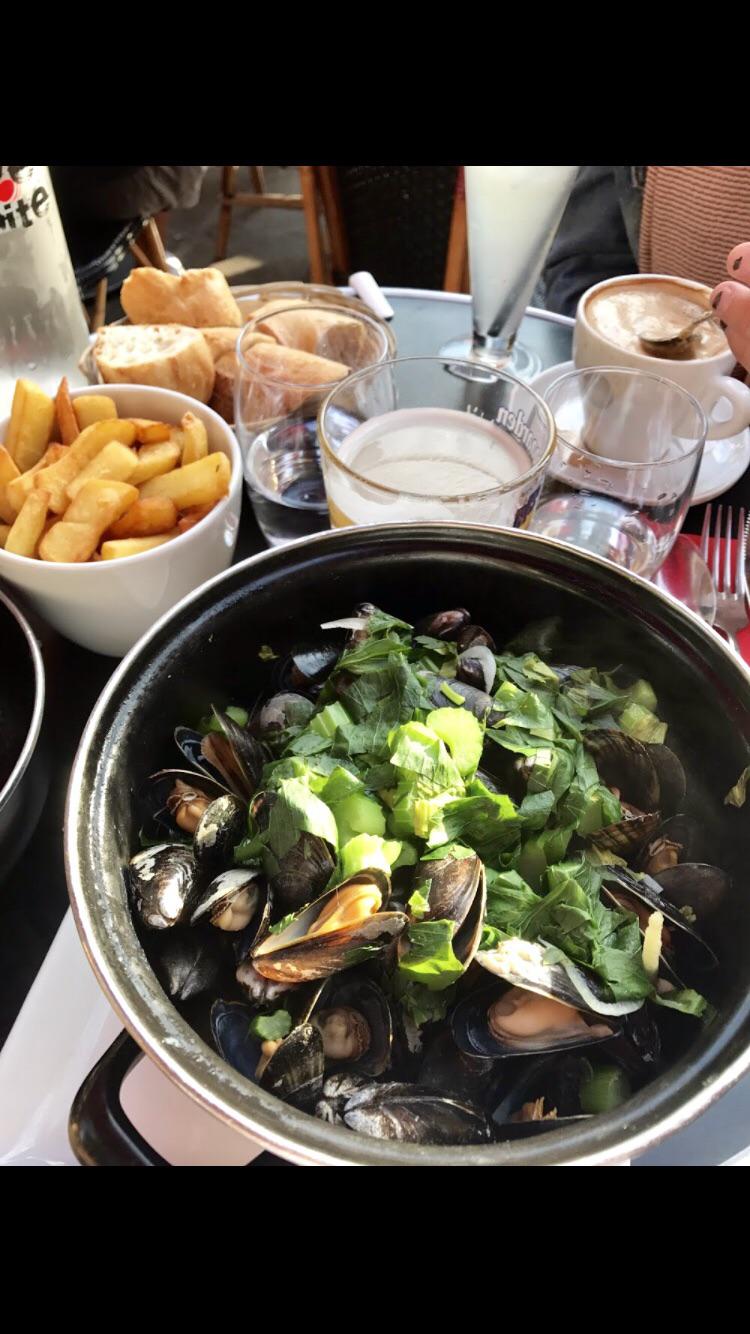 Thoughts on mussels and fries? Found on the streets of Paris r/FoodPorn