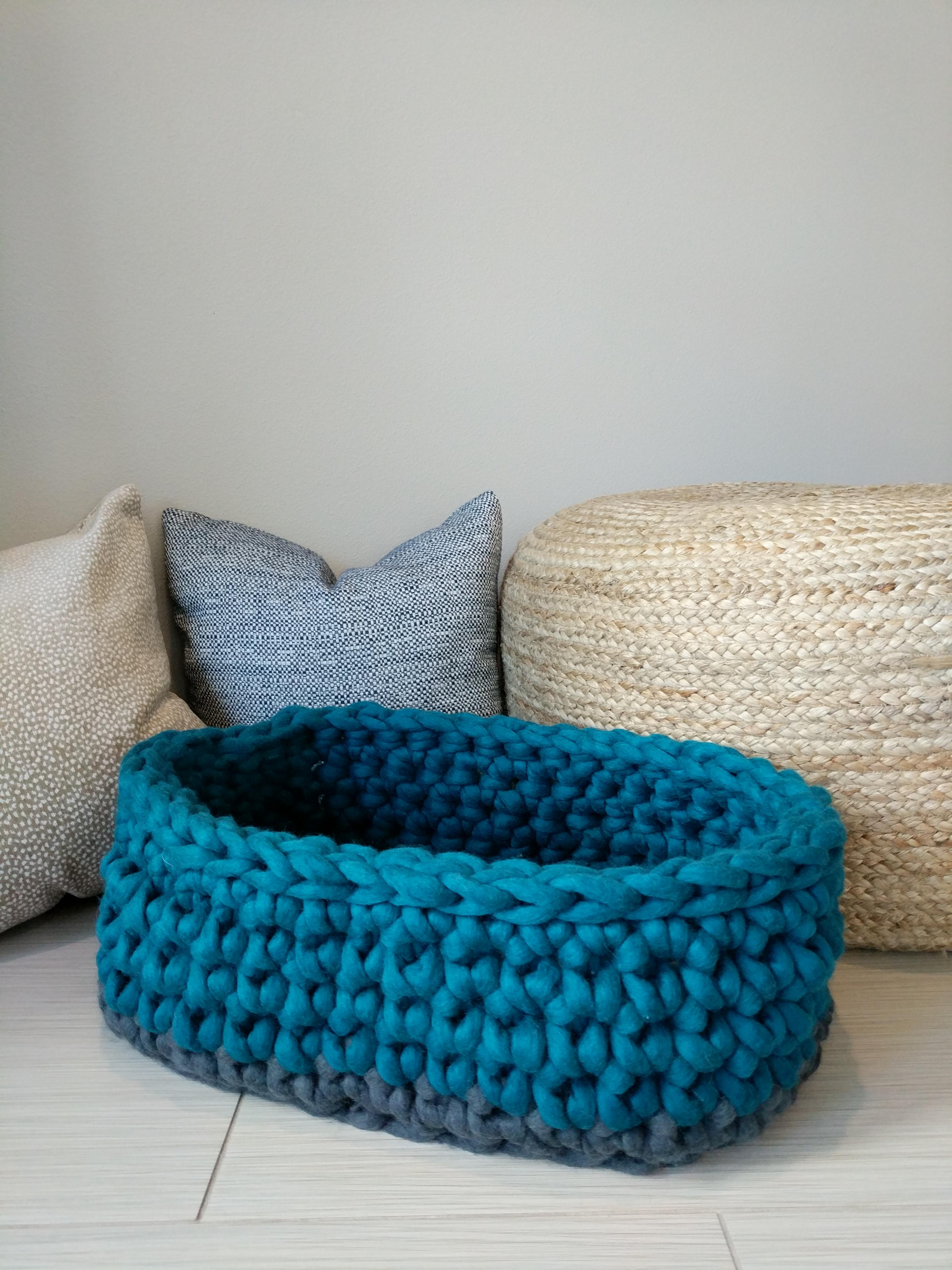 I crocheted a large oval basket for a newborn photoshoot. Size U (25mm