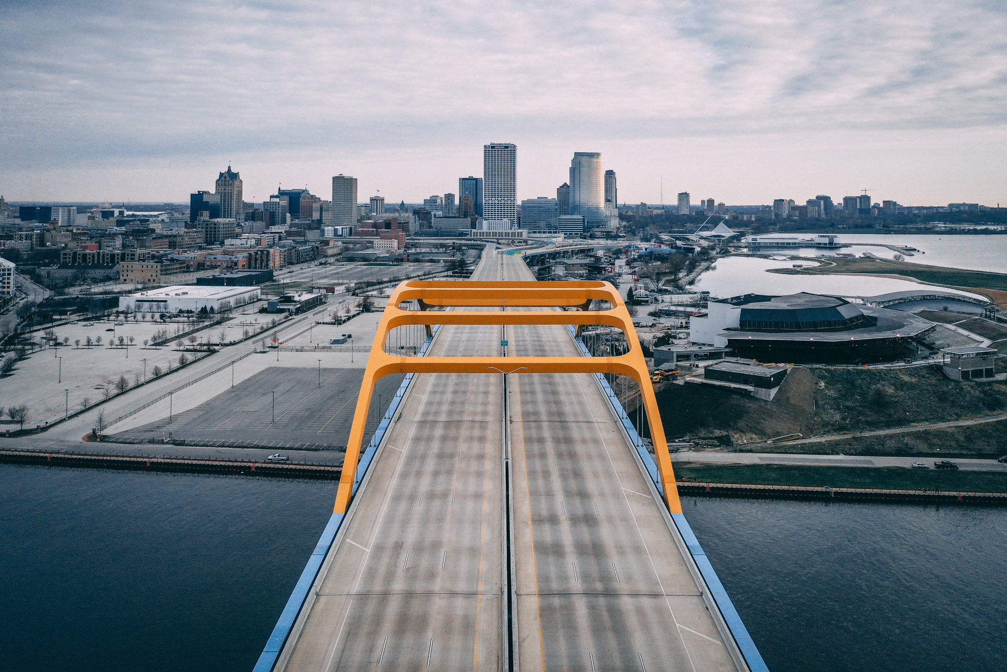 Drone Pic of the Hoan Bridge During Lockdown r/milwaukee