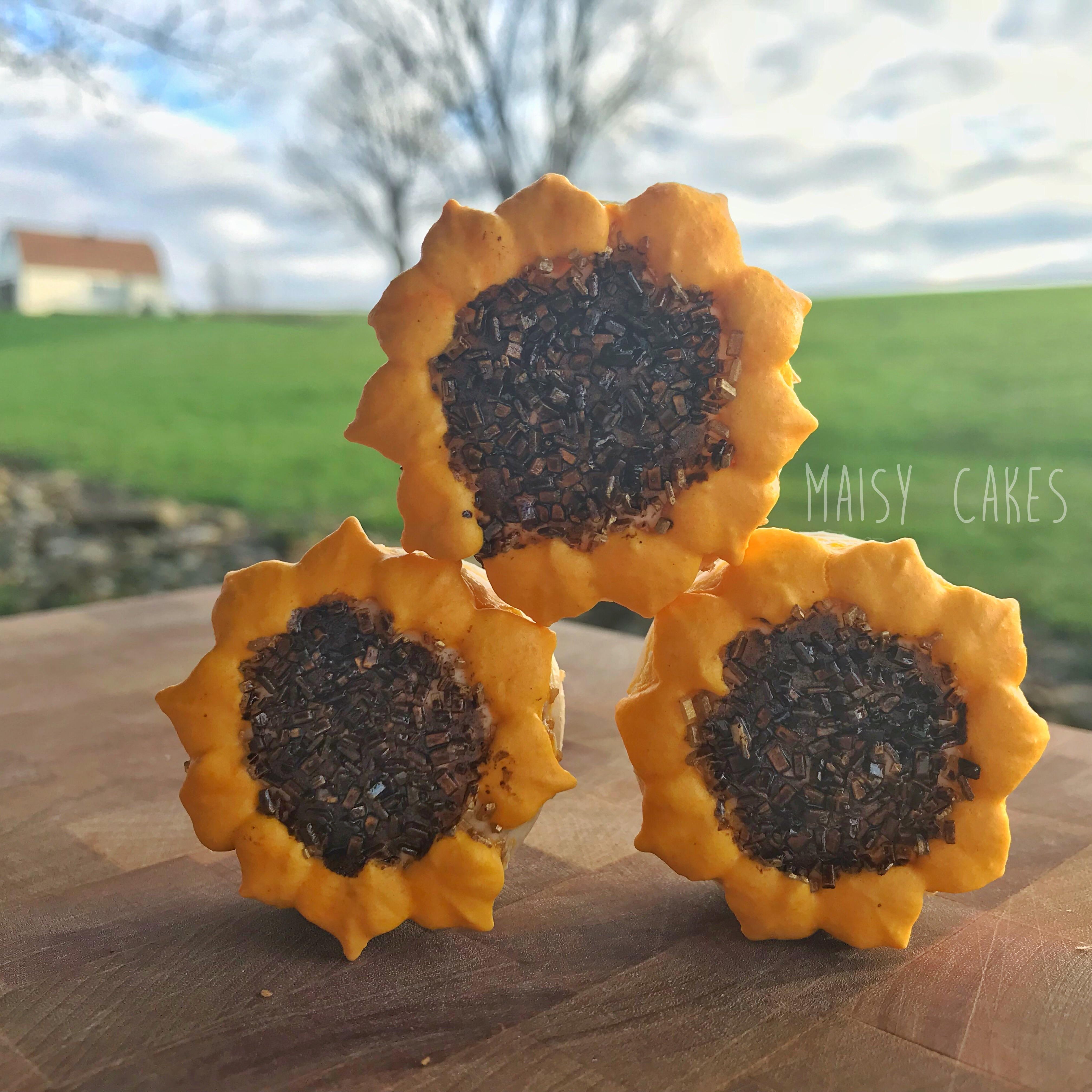 Sunflower Macarons 🌻 r/Baking