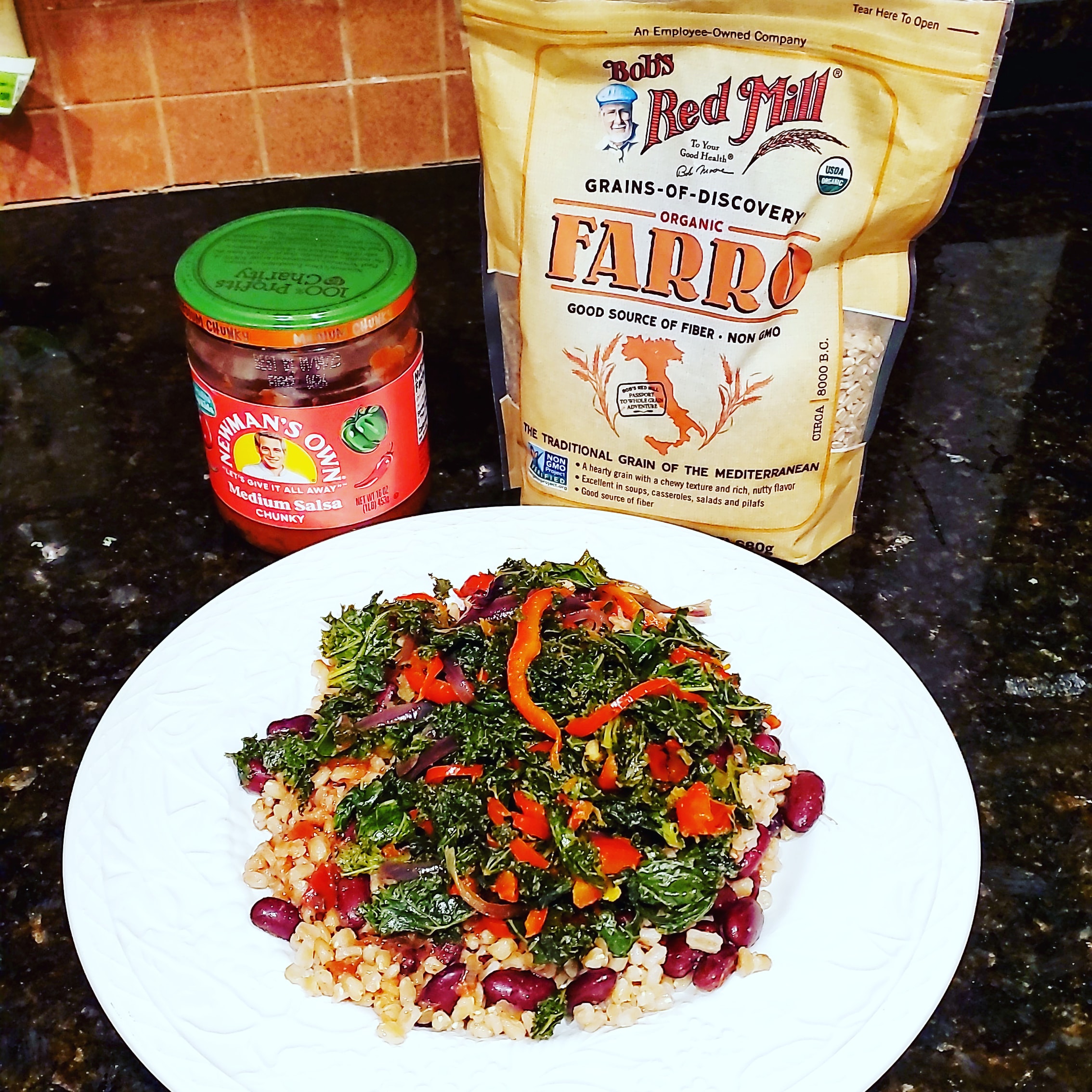 Southwest style kale 🌱 with farro and kidney beans in salsa. 🍅 r