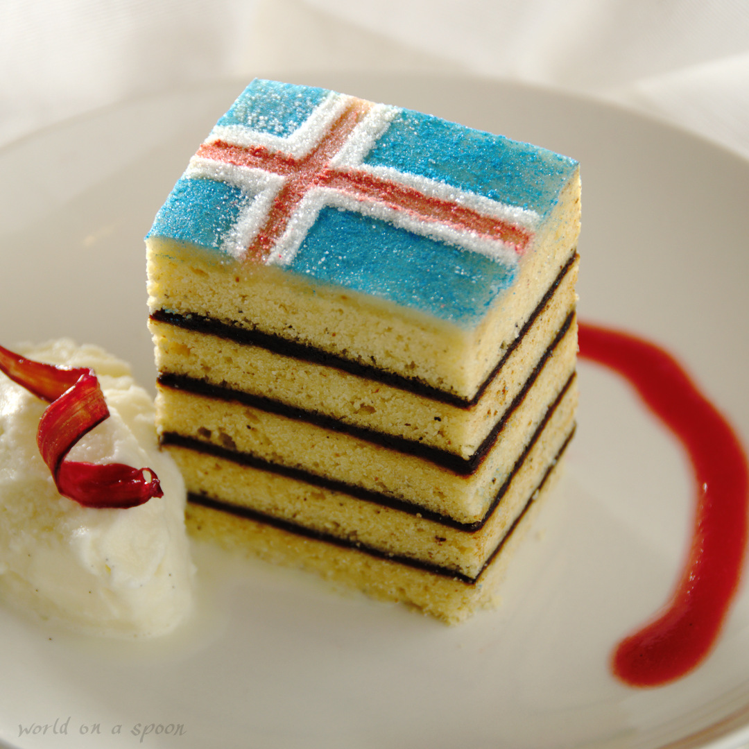 Icelandic dessert flag 🇮🇸 vínarterta with vanilla snow and spiced