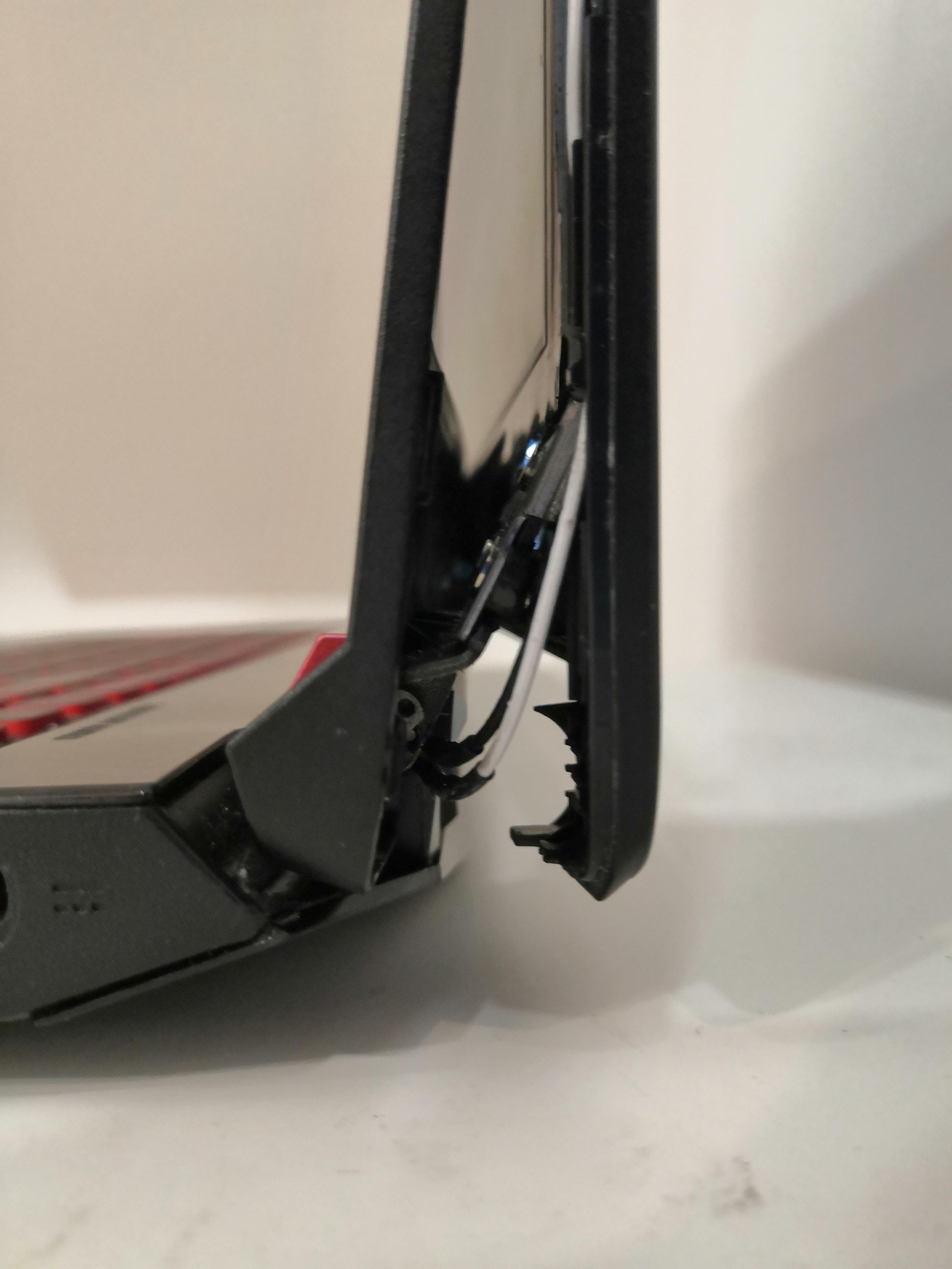 The hinge on my laptop r/hardwaregore