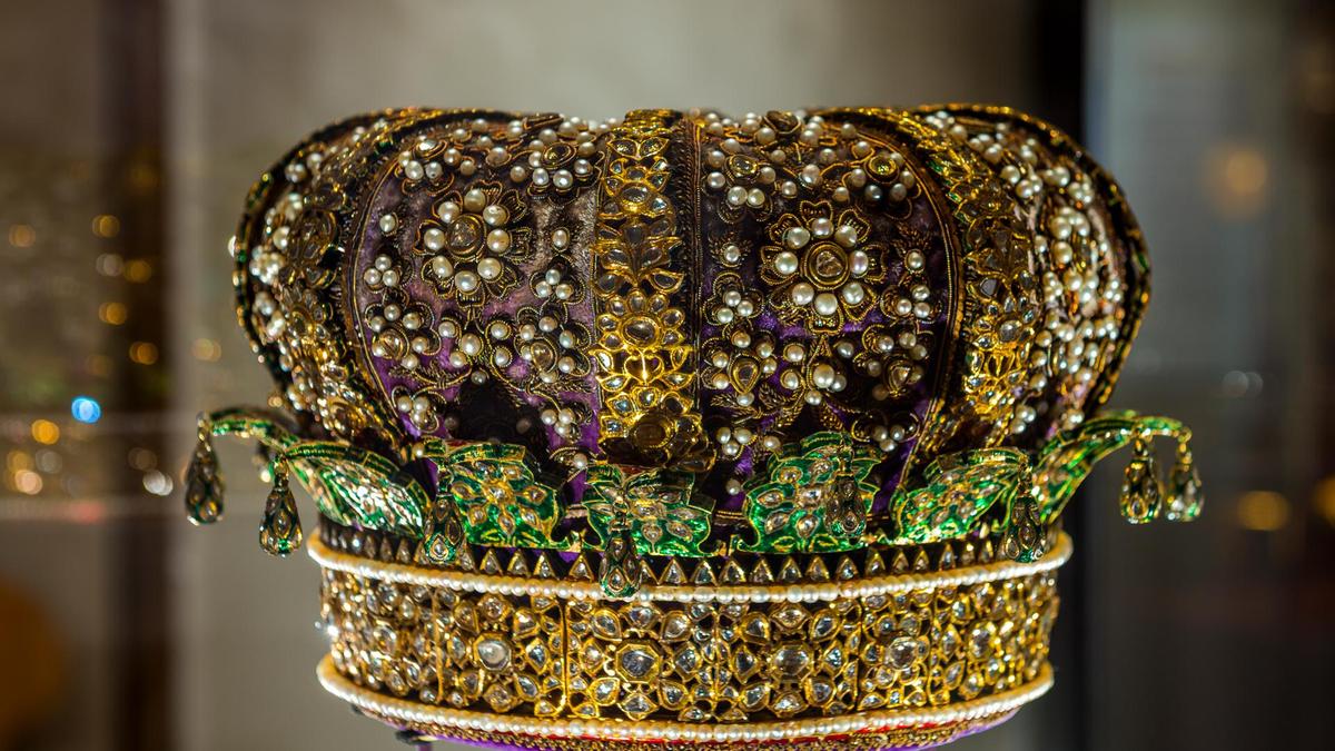 Jewel Crusted Crown, India, 1875 [1200X675] r/ArtefactPorn
