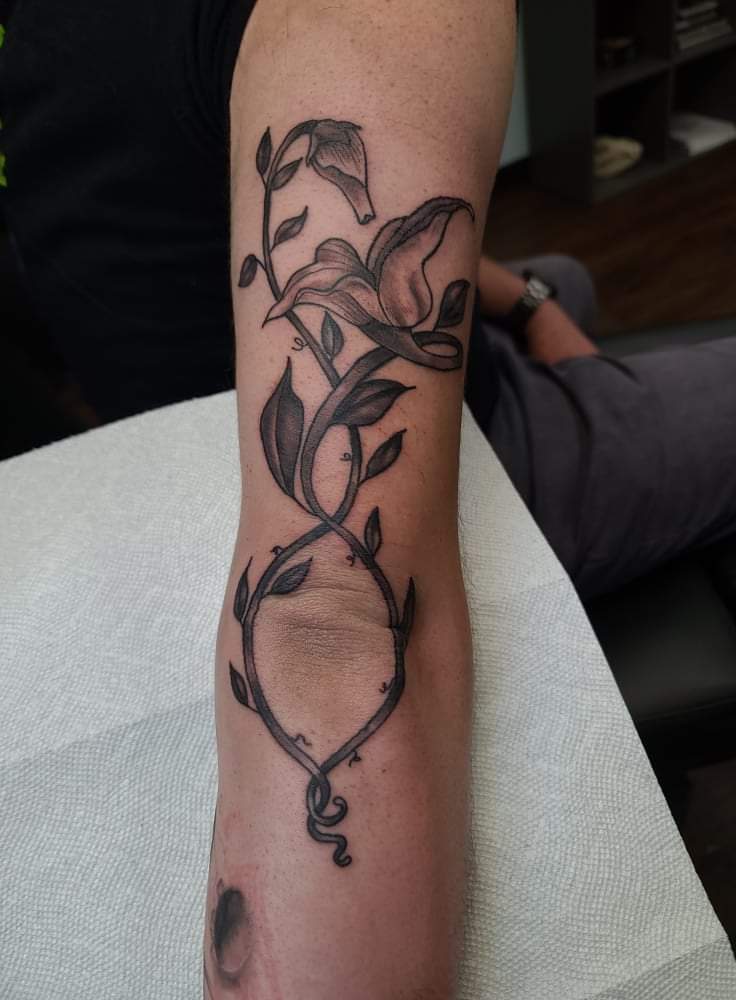 Pink Floyd The Wall Flower Scene Finally Added Along With Getting My Lady Justice Piece Revived In Shading And Depth. Done By Mitch Preston At Underdogs Tattoo Gallery In New Castle, In. : 1000_x_736_jpg