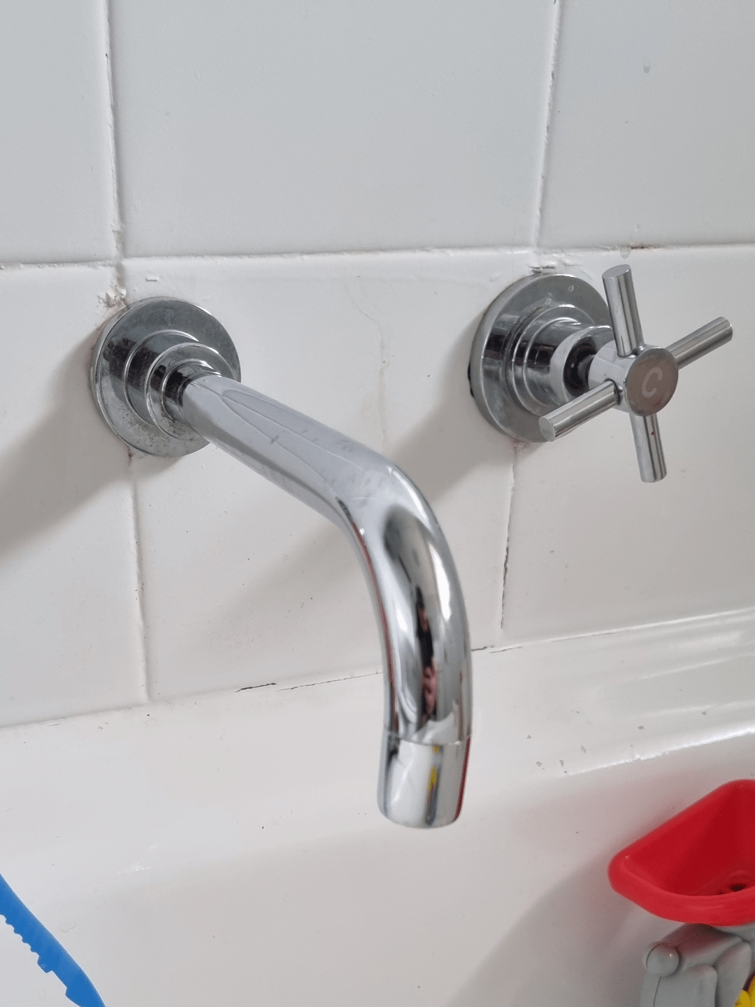 How do I fix this leaking tap? aerator in end of tap comes off, but don