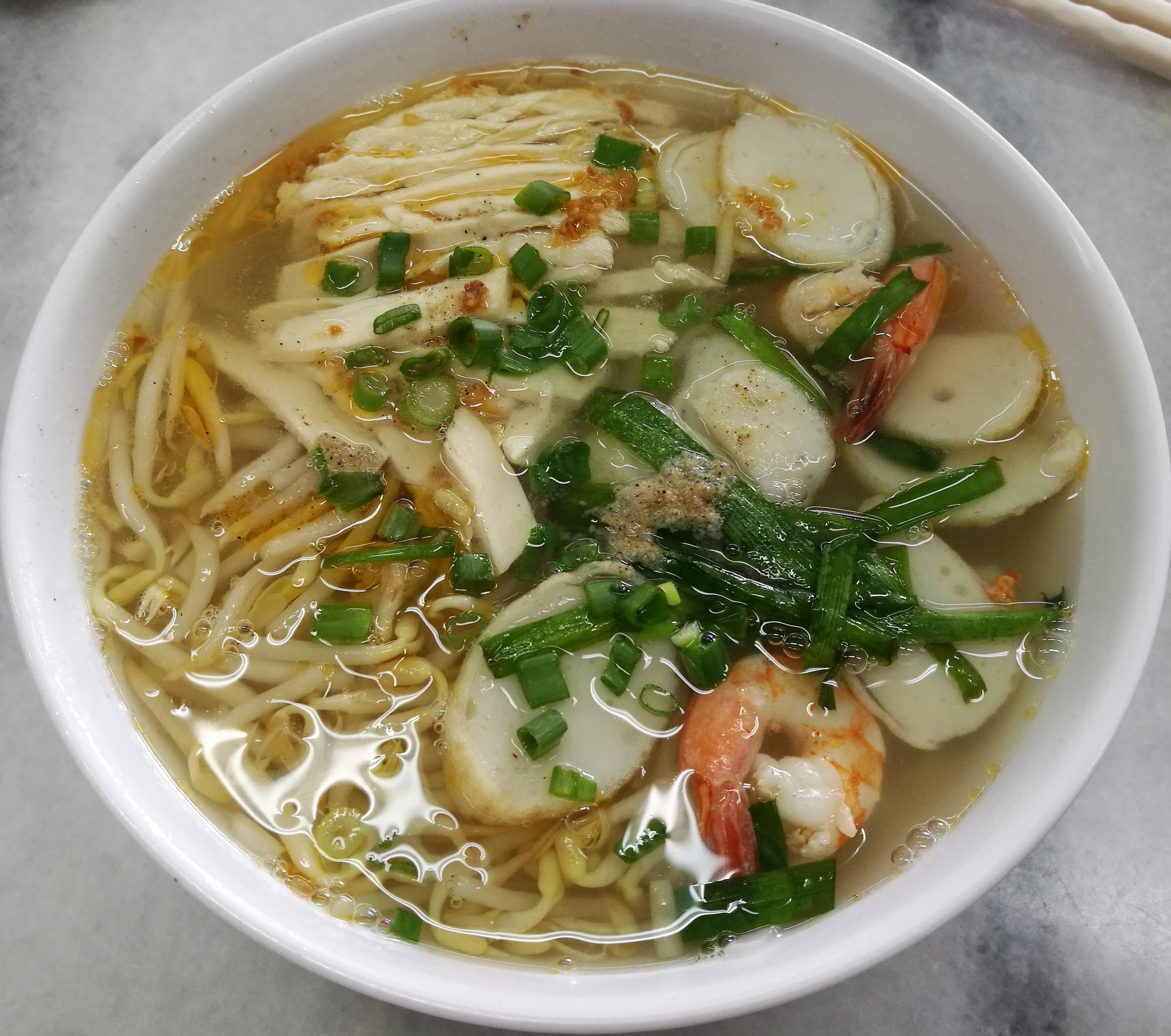 Ipoh Hor Fun flat rice noodles in soup with chicken, prawn, fish cake